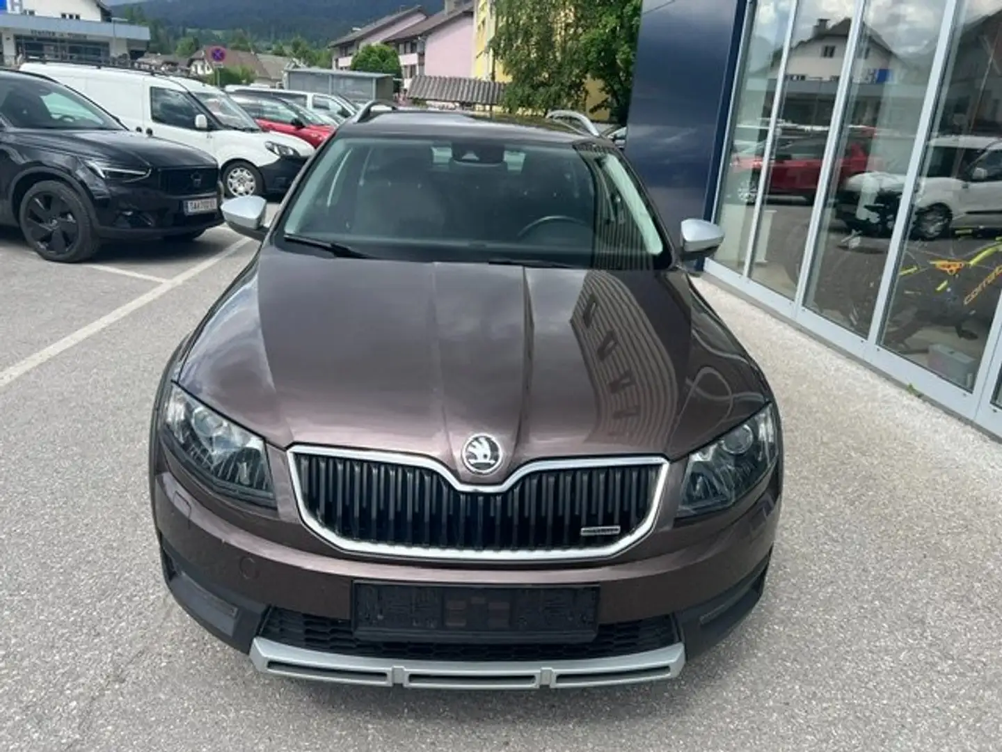 Skoda Octavia Combi 2,0 TDI 4x4 Scout DSG *136.000km*EZ:02/2015* Braun - 2