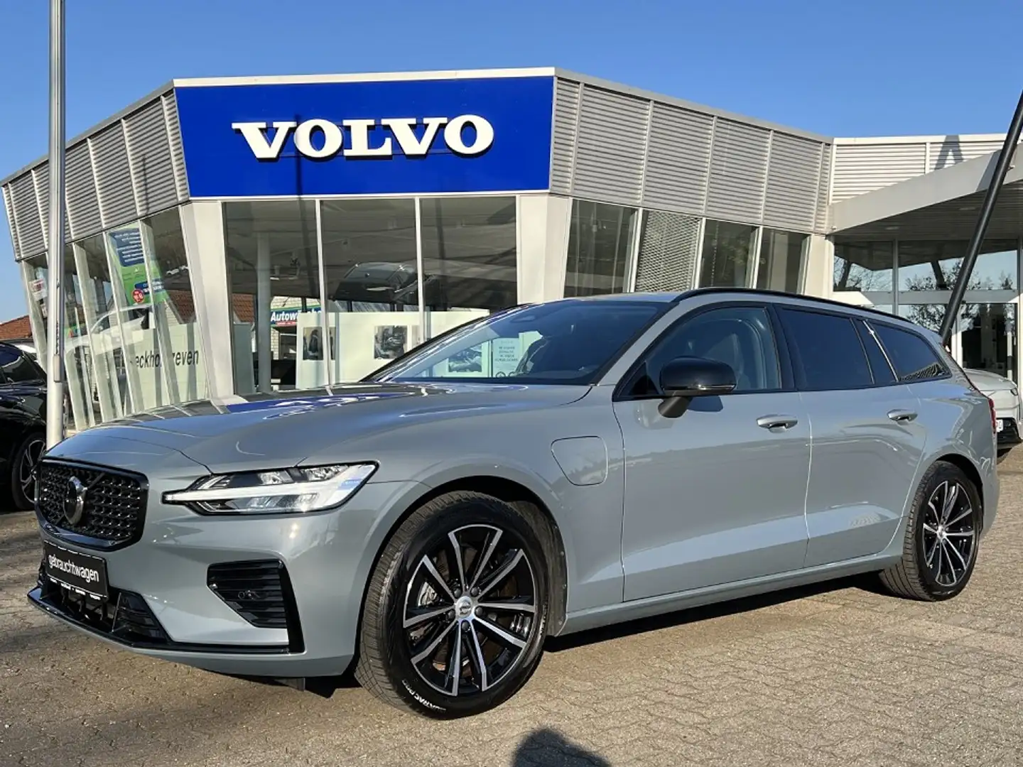 Volvo V60 T6 Plug-In Hybrid (350 PS) AWD|AG8|Plus|Dark|Goolg Gris - 1