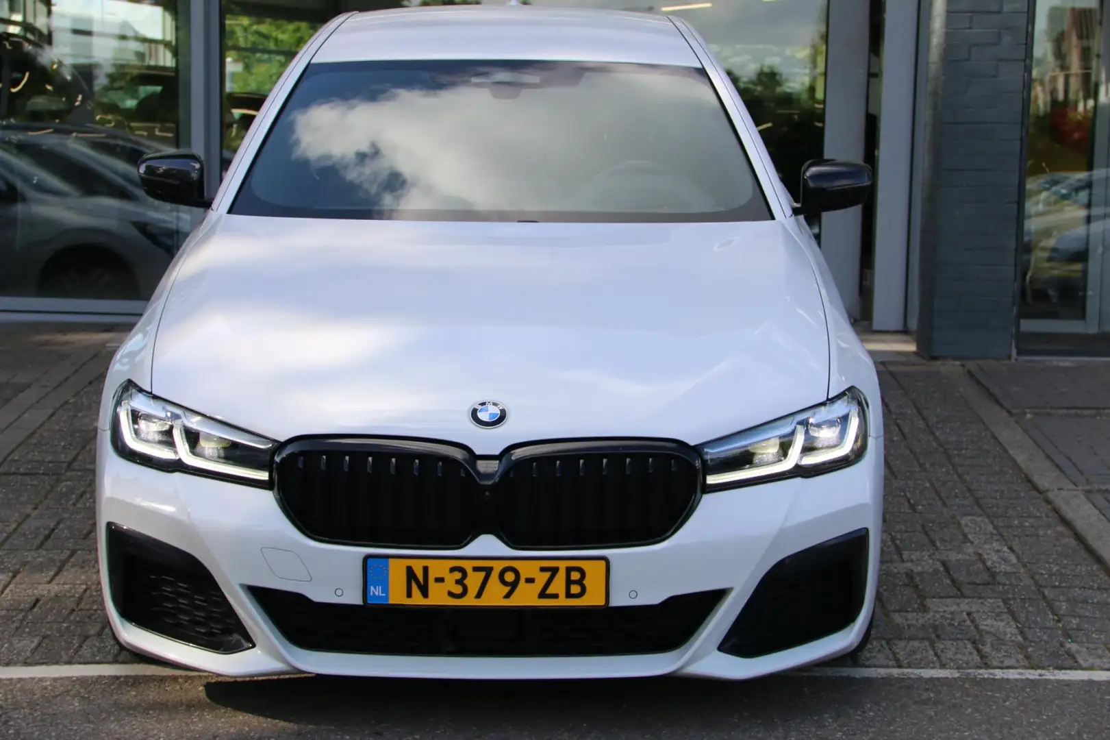 BMW 545 5-serie 545e xDrive High Executive M-PAKKET DEALER Bílá - 2