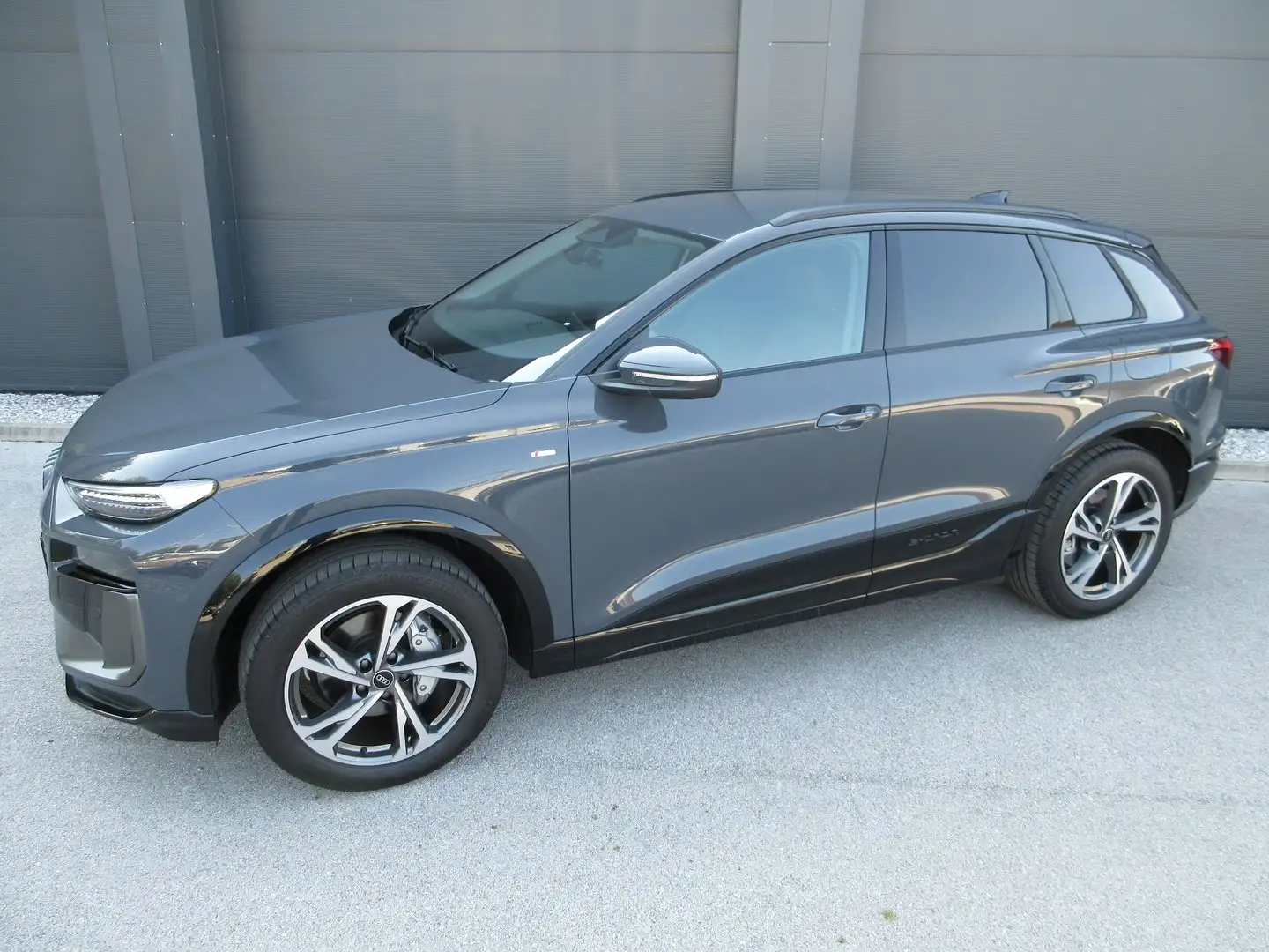 Audi Q6 e-tron e-tron quattro Grau - 2