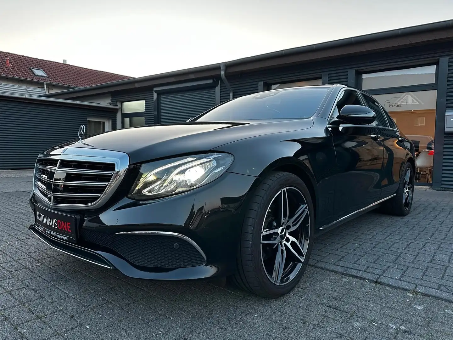 Mercedes-Benz E 220 d Limo. 360°/MEMORY/BURMESTER/KEYLESSGO Zwart - 1
