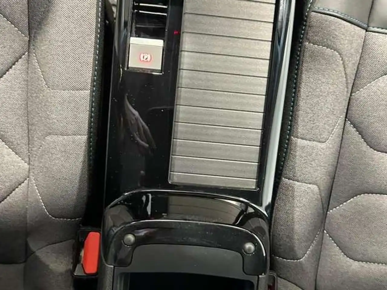 Citroen C4 e-C4 X — photo 24