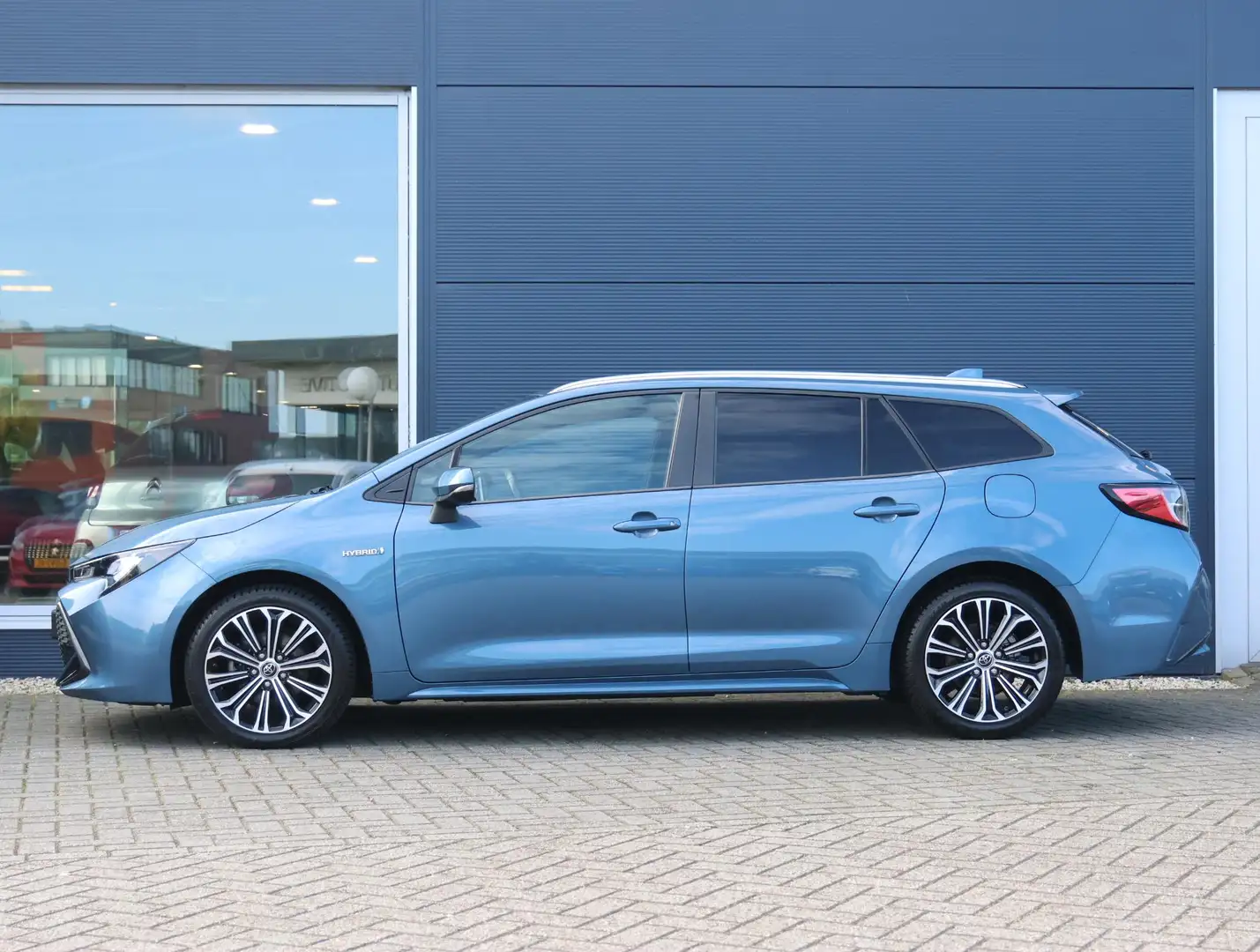 Toyota Corolla Touring SW Dynamic Hybrid 122 pk Automaat | Naviga Bleu - 2