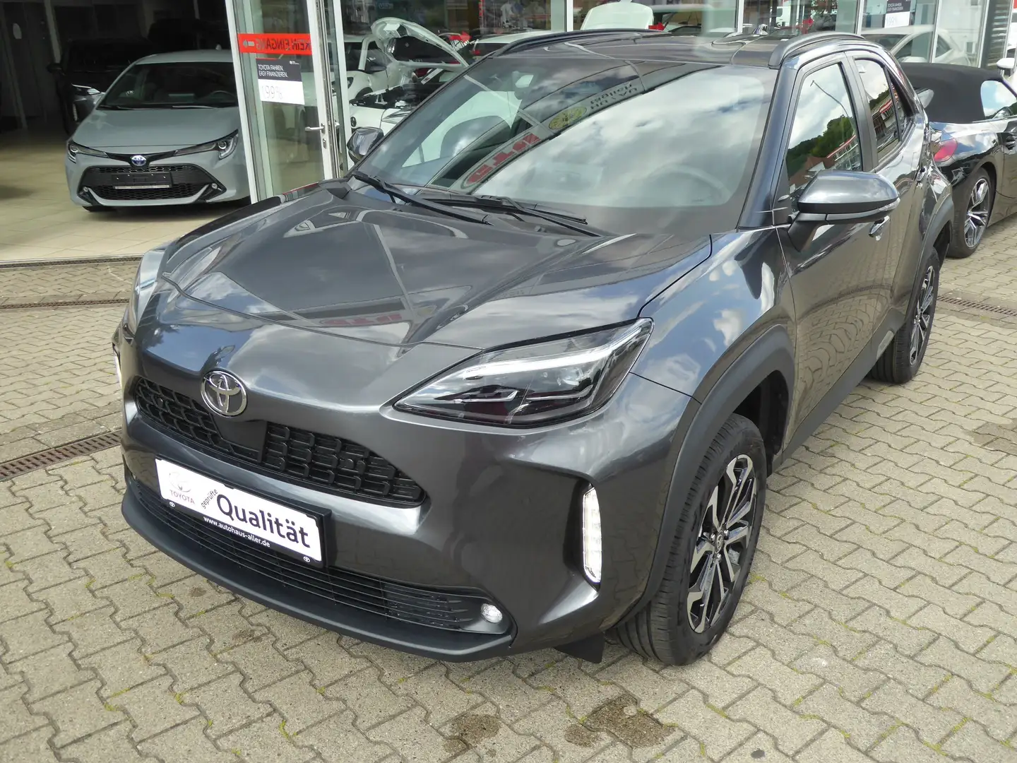 Toyota Yaris Cross 1.5H Teamplayer+Winter+Safety-Paket + AHK Grau - 1