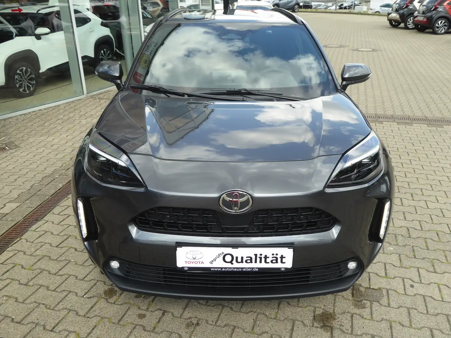 Toyota Yaris Cross 1.5H Teamplayer+Winter+Safety-Paket + AHK Grau - 2