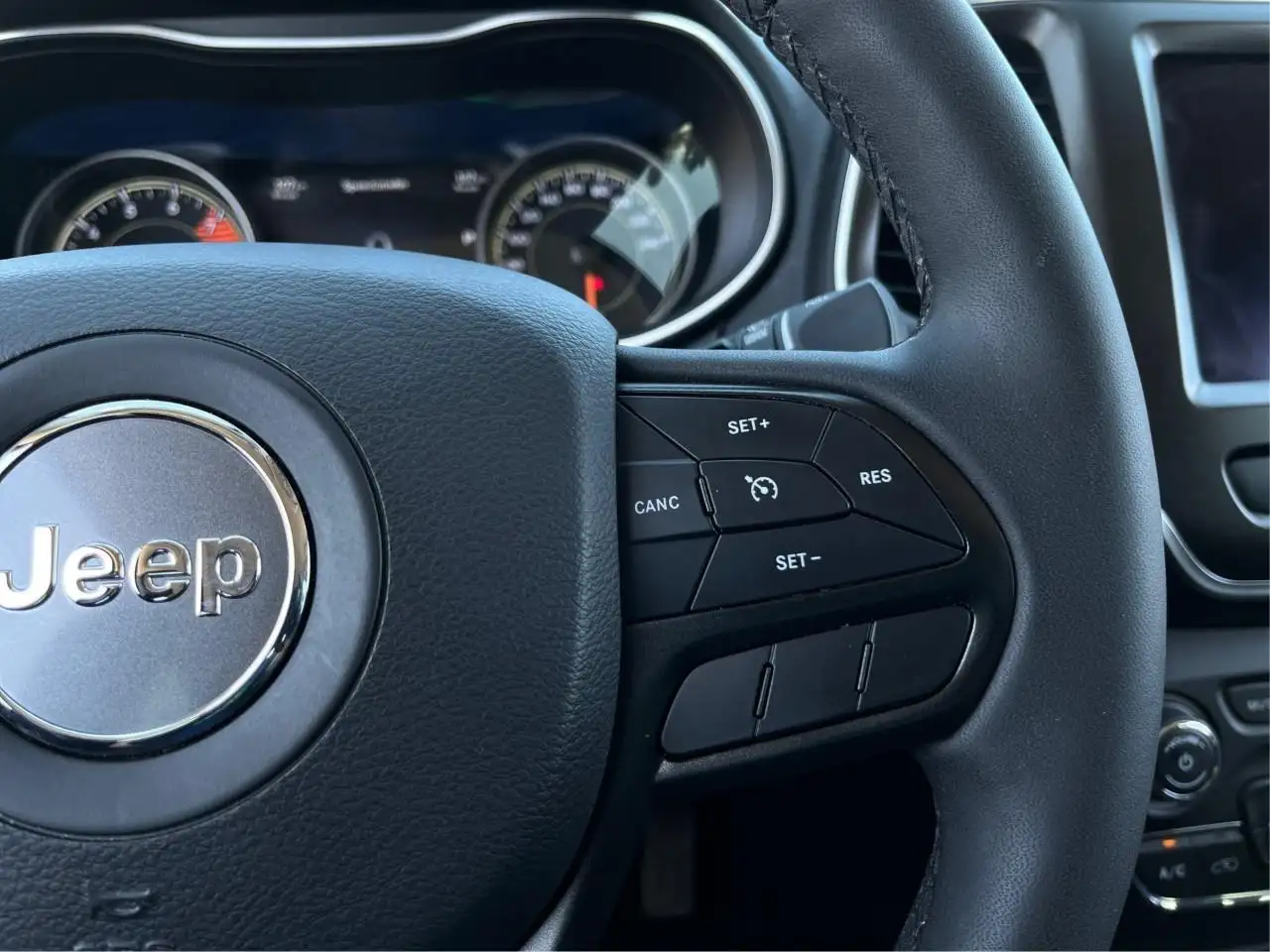 Jeep Cherokee снимка Jeep Cherokee