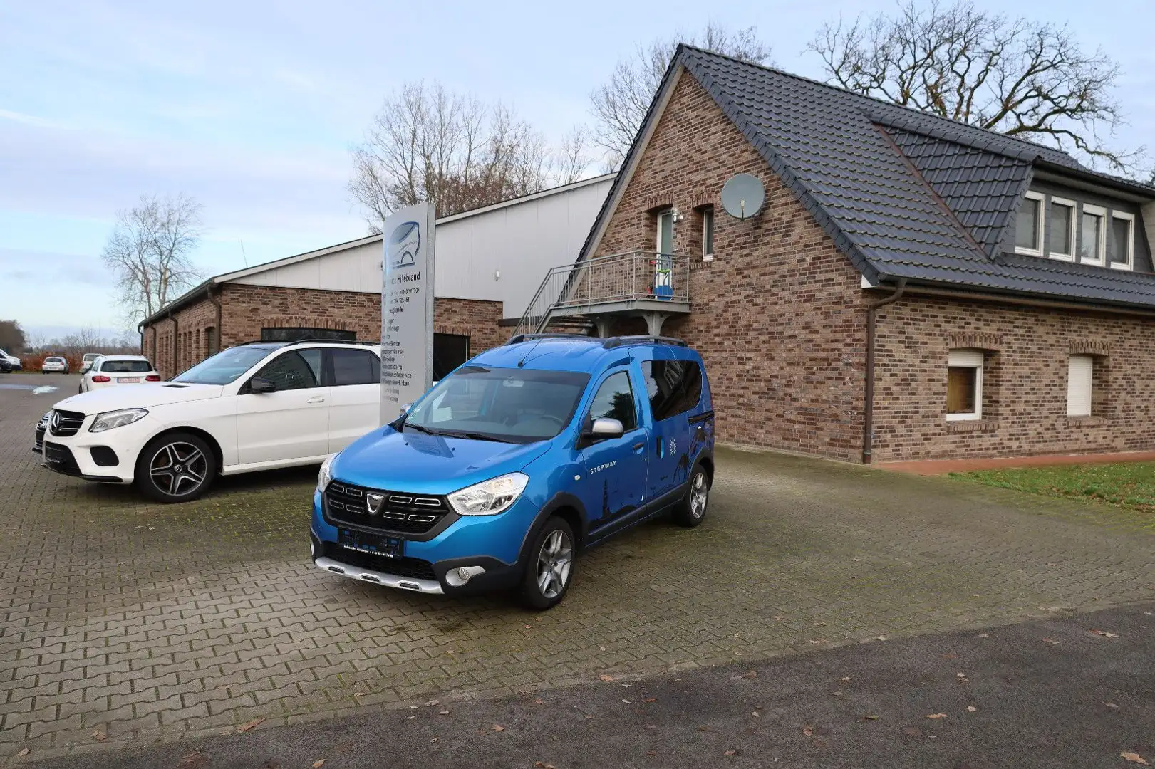 Dacia Dokker Stepway AHK Blau - 2