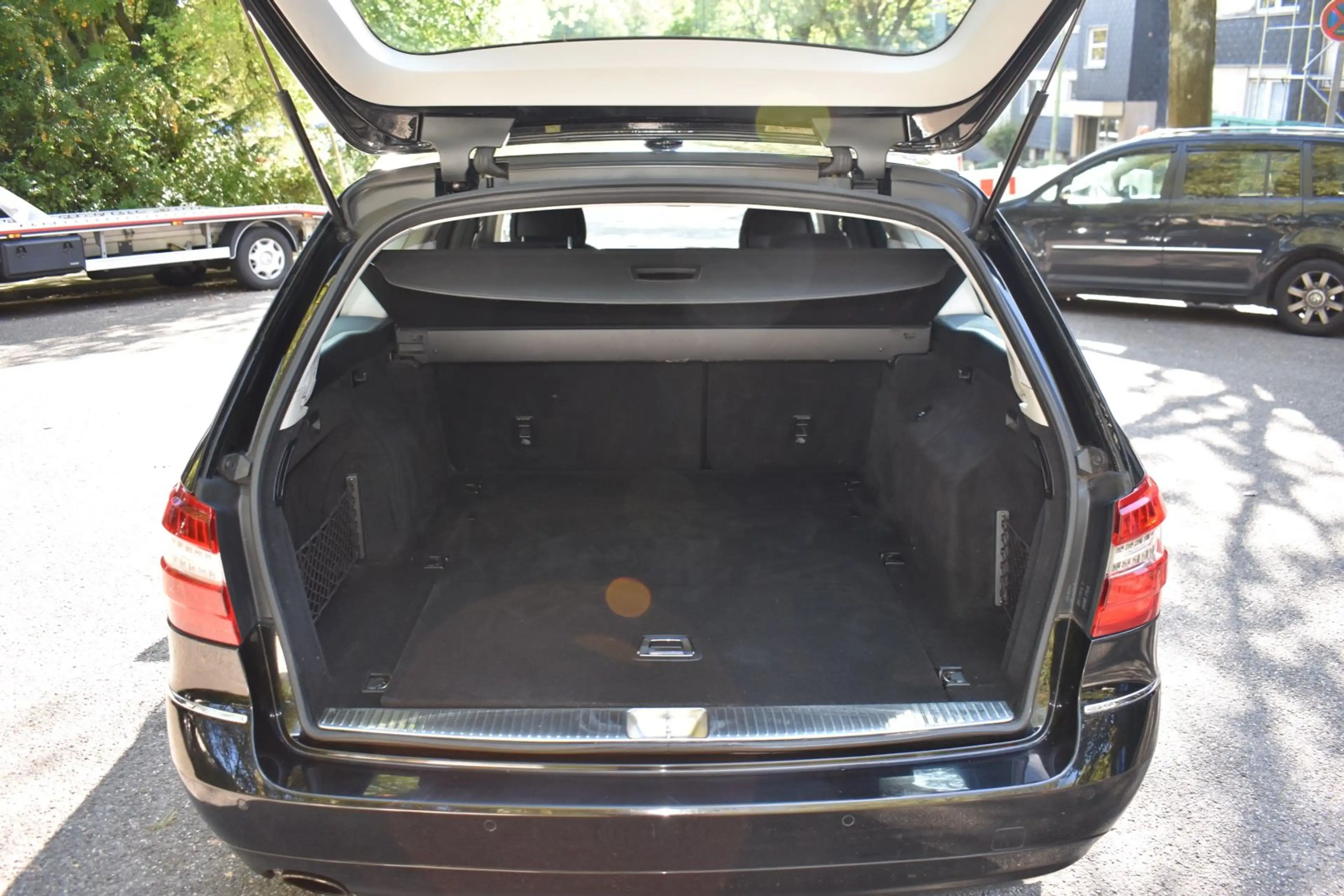 Mercedes-Benz E 200 T-Modell CGI BlueEfficiency, Quasi 1.Hand — photo 16