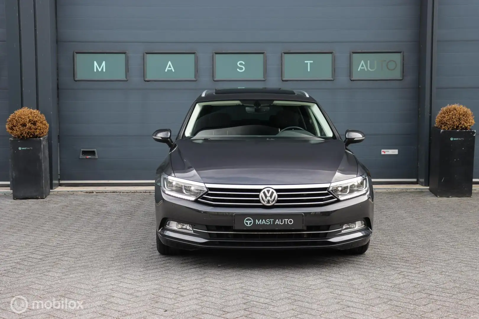 Volkswagen Passat Variant 1.5 TSI Comfortline | PANO | ACC | DSG | Navi Grijs - 2
