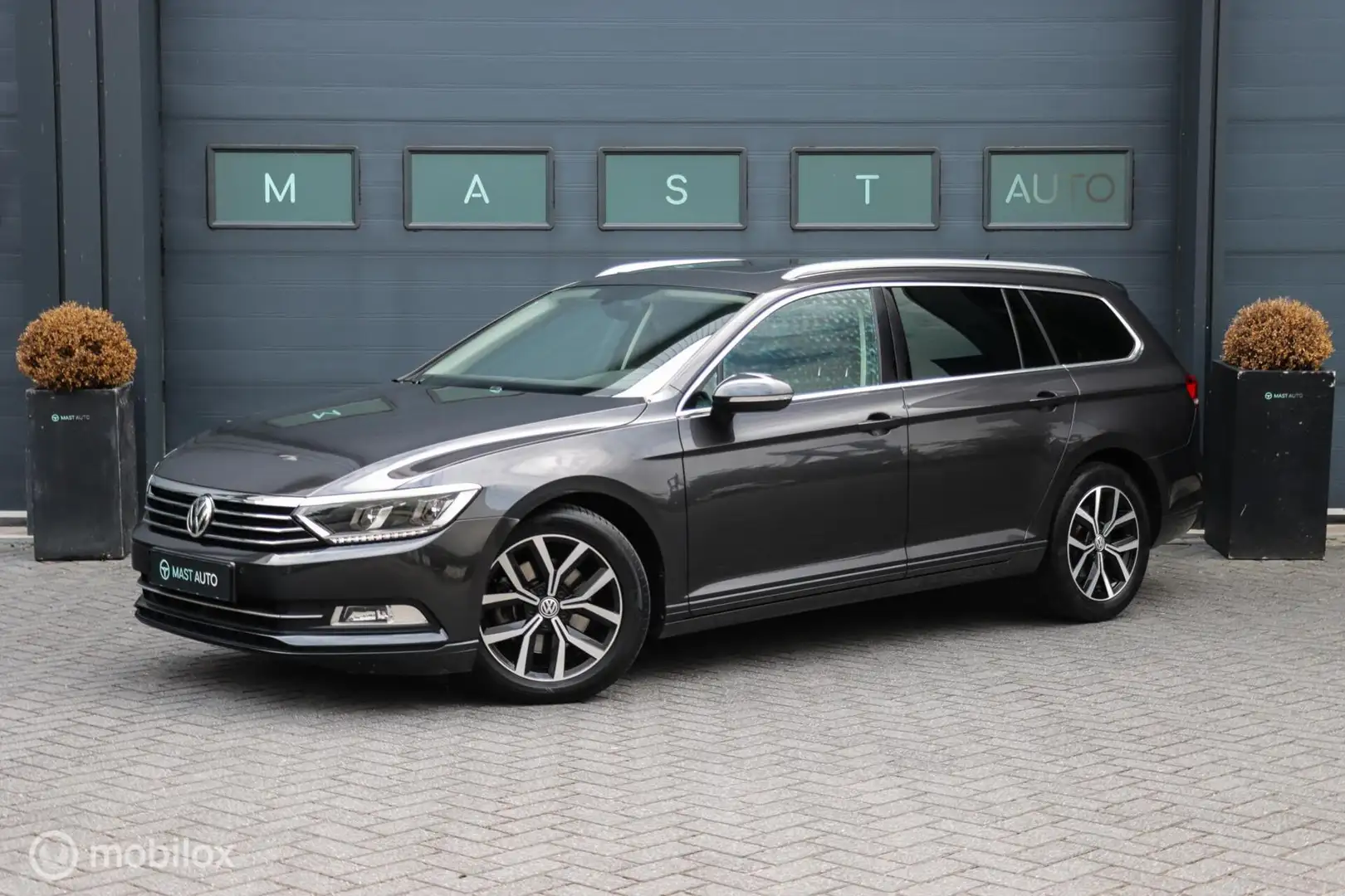 Volkswagen Passat Variant 1.5 TSI Comfortline | PANO | ACC | DSG | Navi Grijs - 1