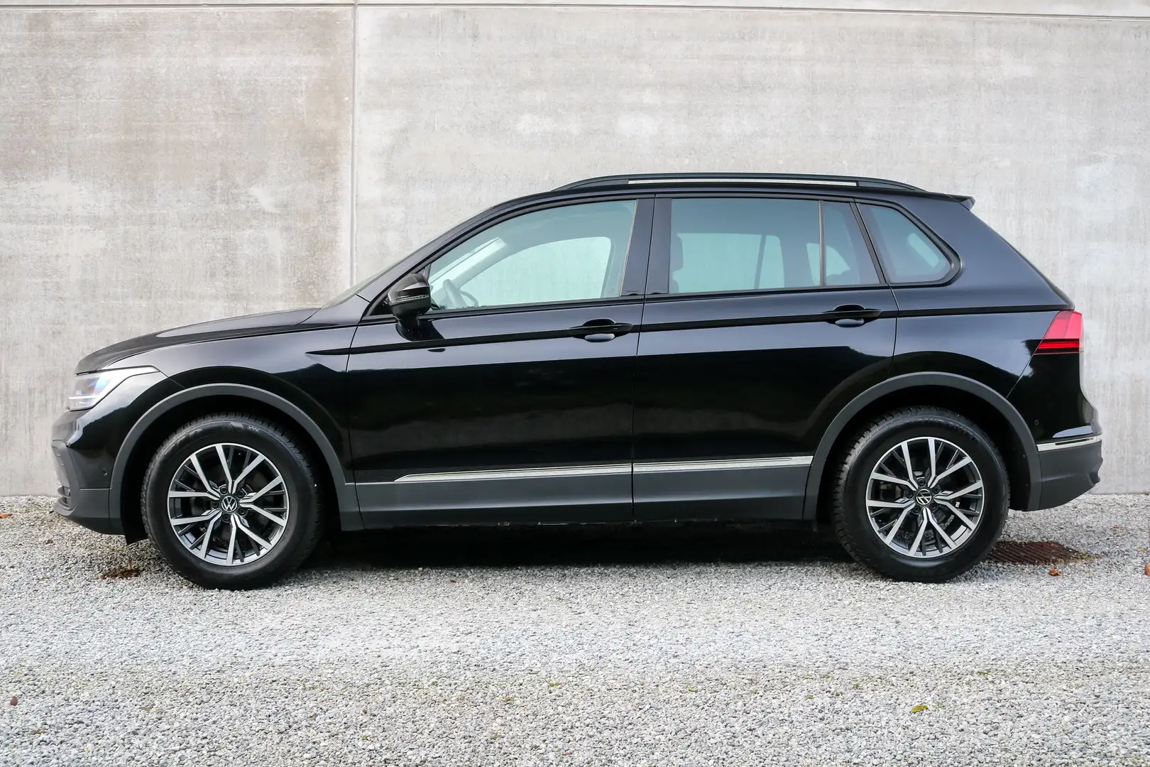 Volkswagen Tiguan 1.5 TSI DSG APP PSENS+CAM ZETEL+STUURVERWARMING Zwart - 2