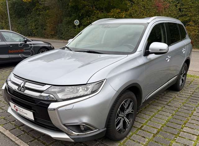 Imagine Mitsubishi Outlander 2.2 DI-D, Top 4WD/7-Sitzer/AHK/Leder
