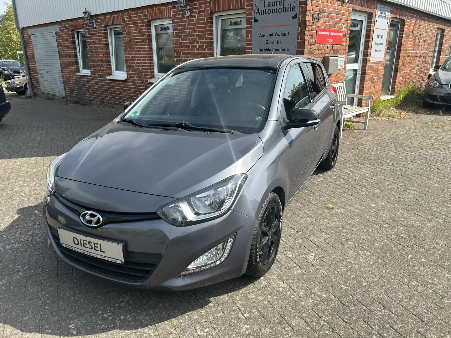 Hyundai i20 1.4 CRDi Style 1 Hand Tüv & Inspektion neu! - 1