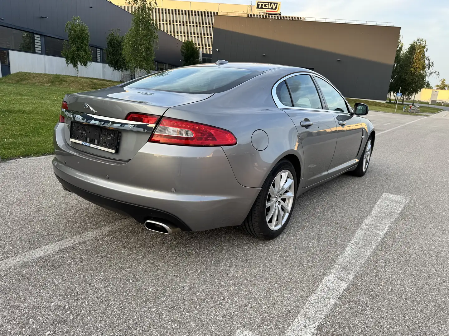 Jaguar XF 3,0 Diesel Premium Luxury Pickerl 06/2027 Grau - 1