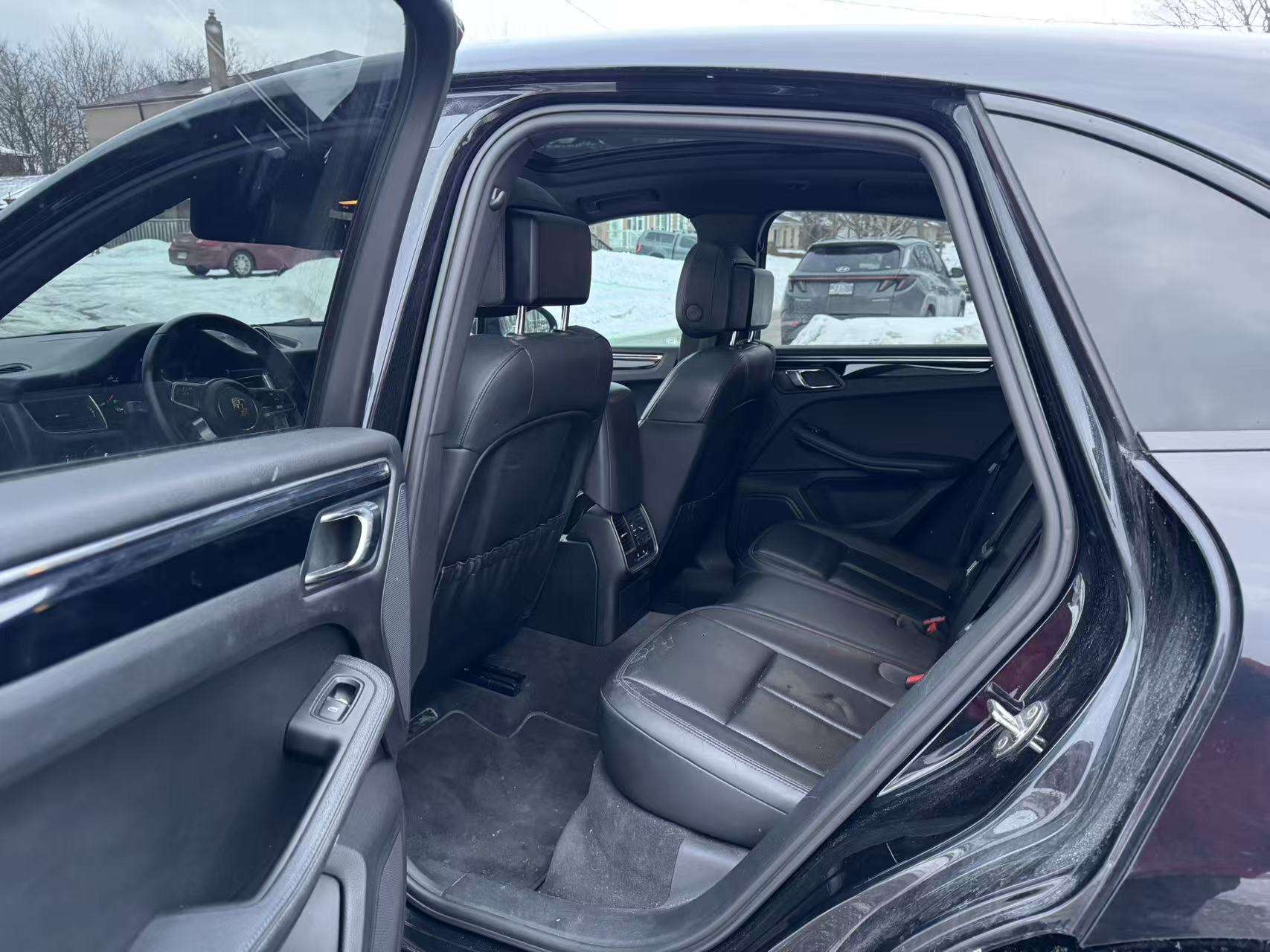 2015 Porsche Macan AWD 4dr S thumb 8