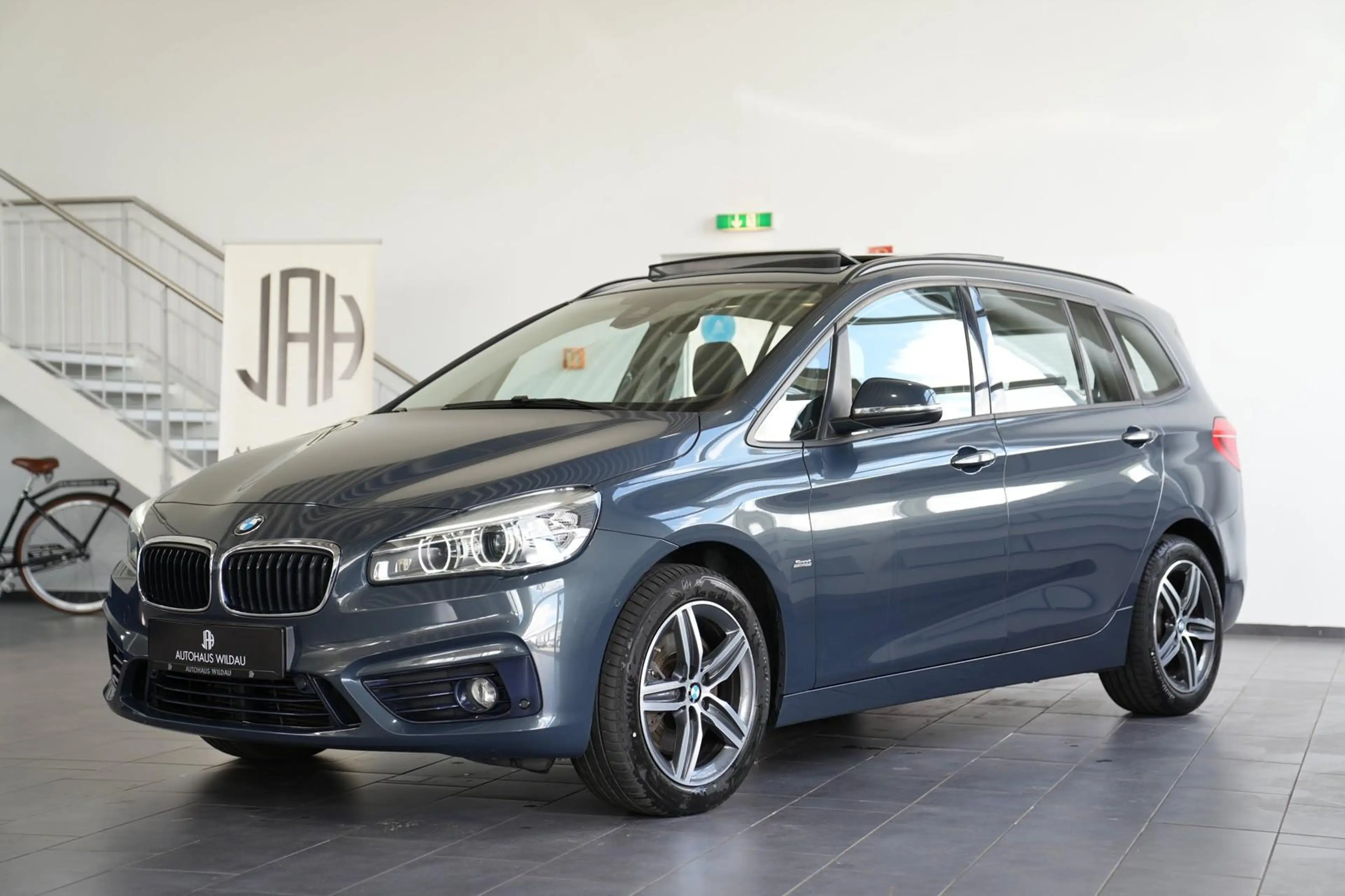 BMW 220 d xDrive Sport Line *AUT*PANO*LED*NAV*AHK* — photo 3