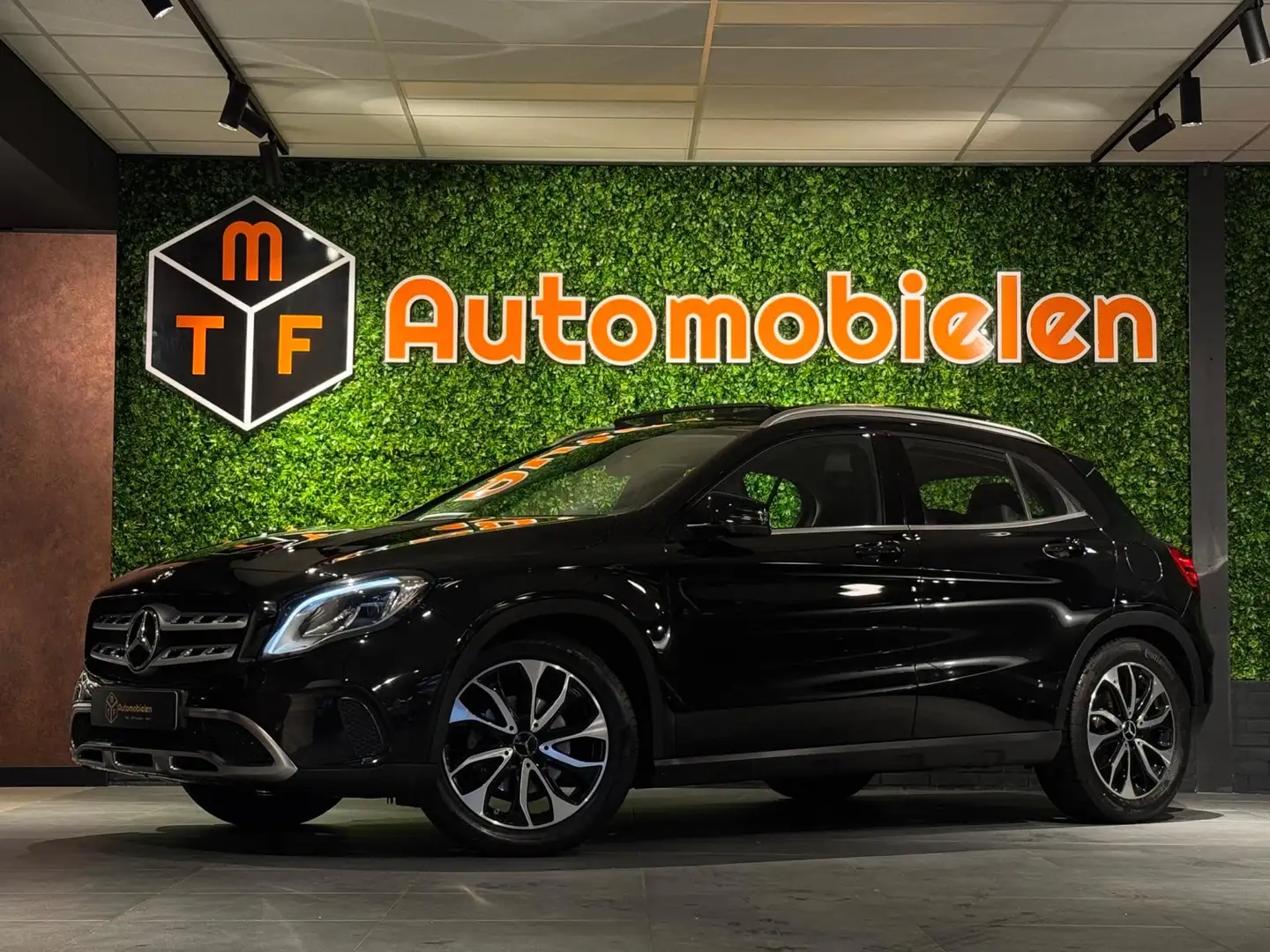 Mercedes-Benz GLA 180 Business Sol. |PANORAMA|LED|STOELVERW.|HALFLEDER Schwarz - 1