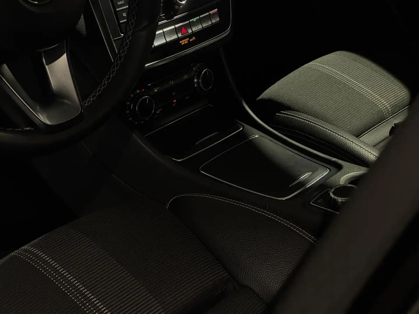 Mercedes-Benz GLA 180 Business Sol. |PANORAMA|LED|STOELVERW.|HALFLEDER Schwarz - 2