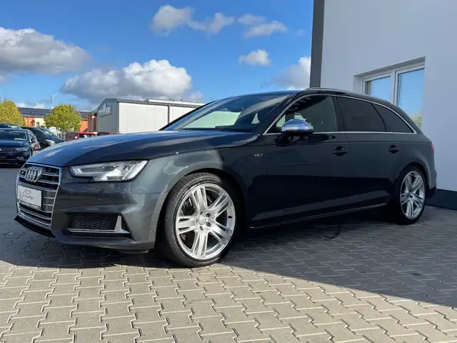 Audi S4 Avant view 3