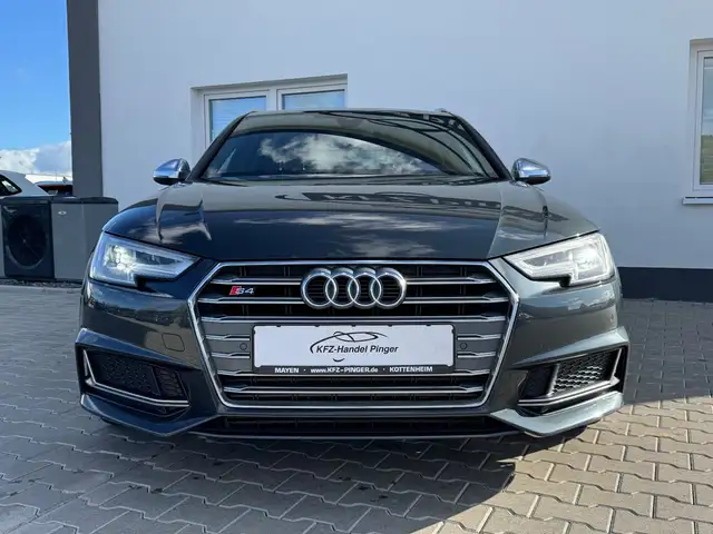 Audi S4 Avant view 4