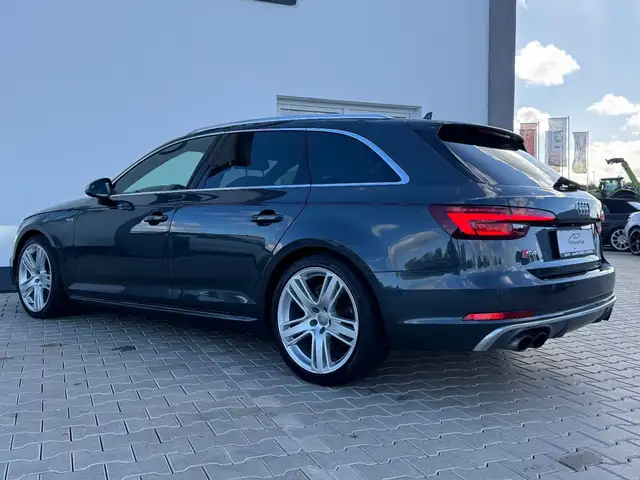 Audi S4 Avant view 5