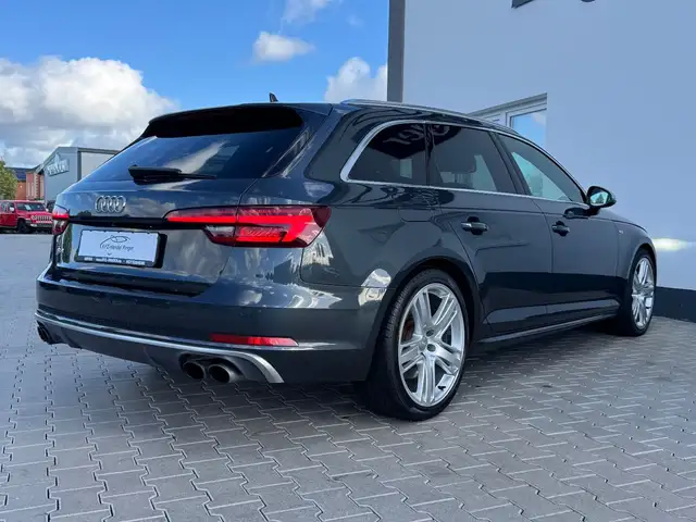 Audi S4 Avant view 6