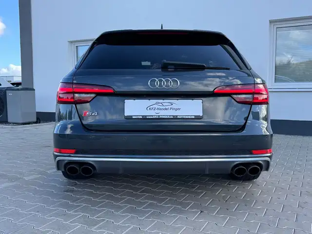 Audi S4 Avant view 7