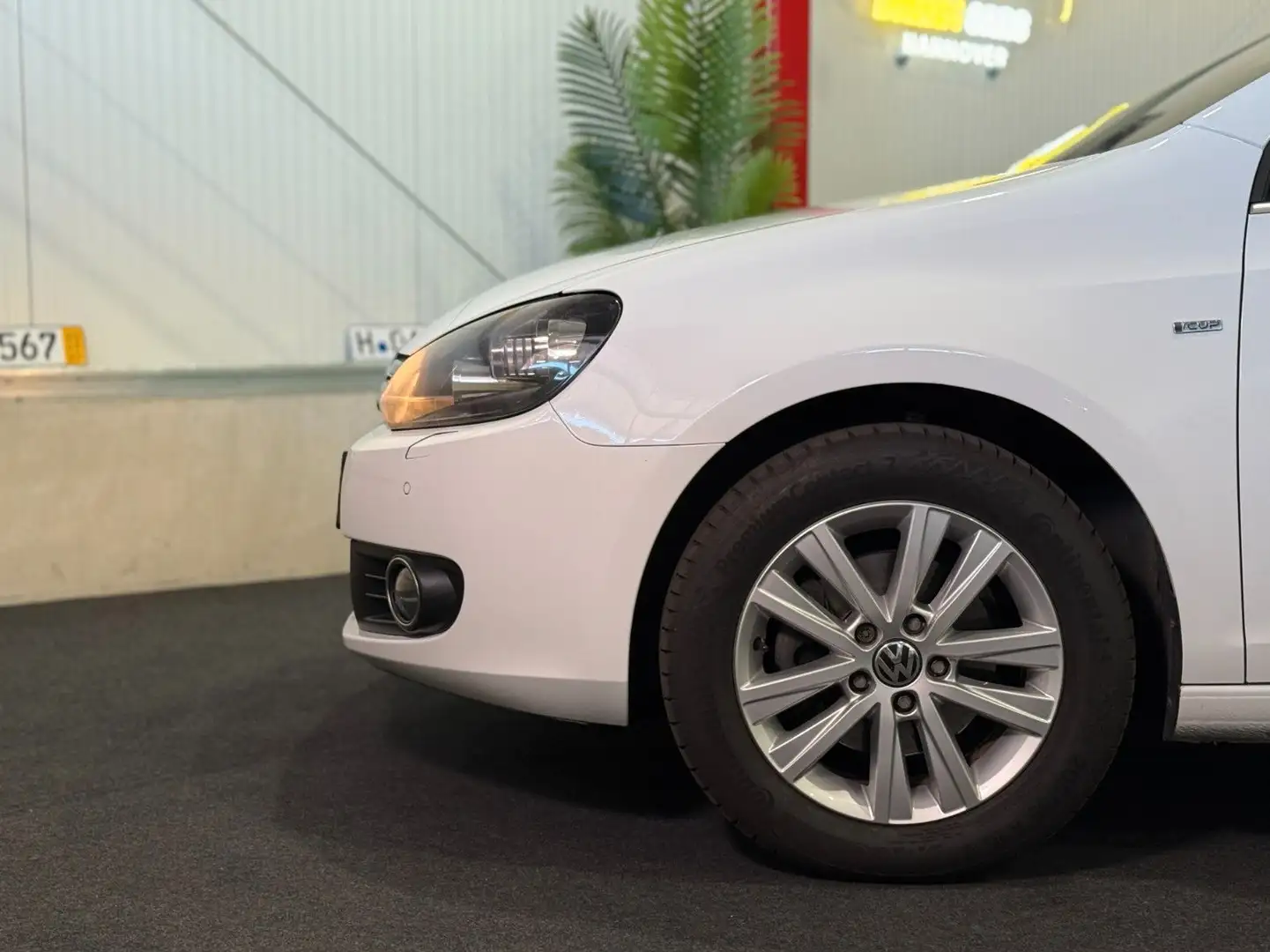Volkswagen Golf VI Cabriolet Cup*TEMPOMAT*PDC*BT*KLIMAAUTO. Wit - 2