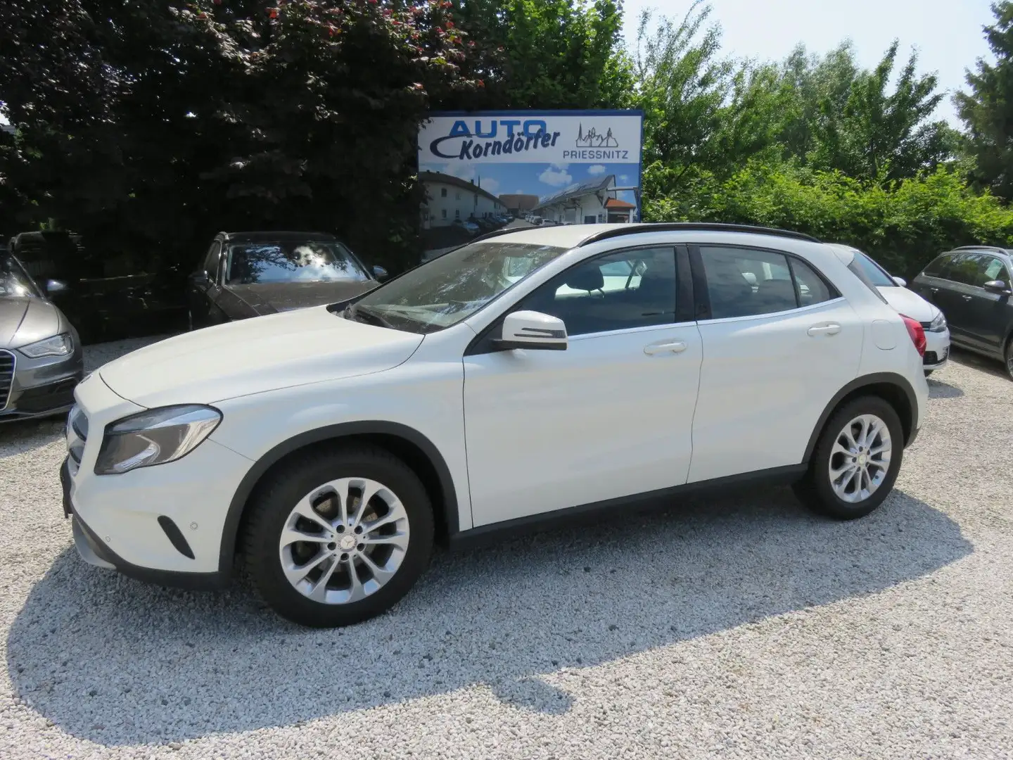 Mercedes-Benz GLA 180 1.6 Business SH, Navi bijela - 2