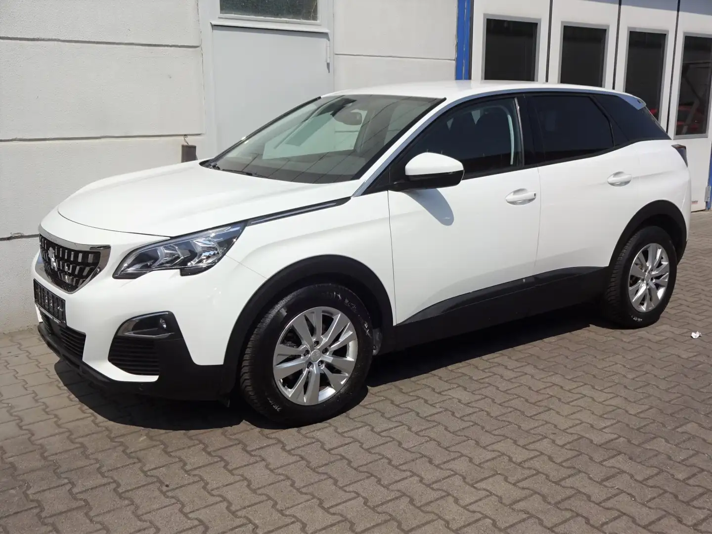 Peugeot 3008 1.2 PureTech 130ch Active Business Nav RKam VzAss Weiß - 2