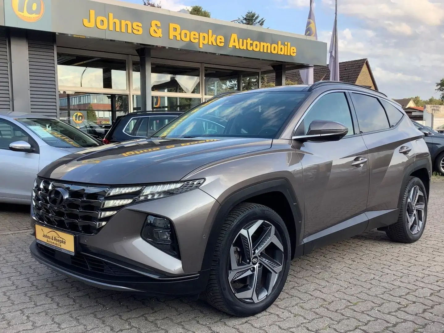 Hyundai TUCSON Deluxe Automatik / AHK / ALLWETTERREIFEN Braun - 1