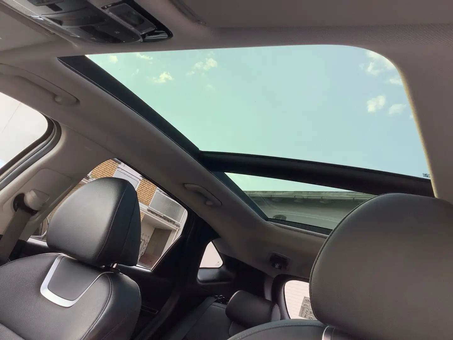 Hyundai TUCSON Deluxe Automatik / AHK / ALLWETTERREIFEN Braun - 2