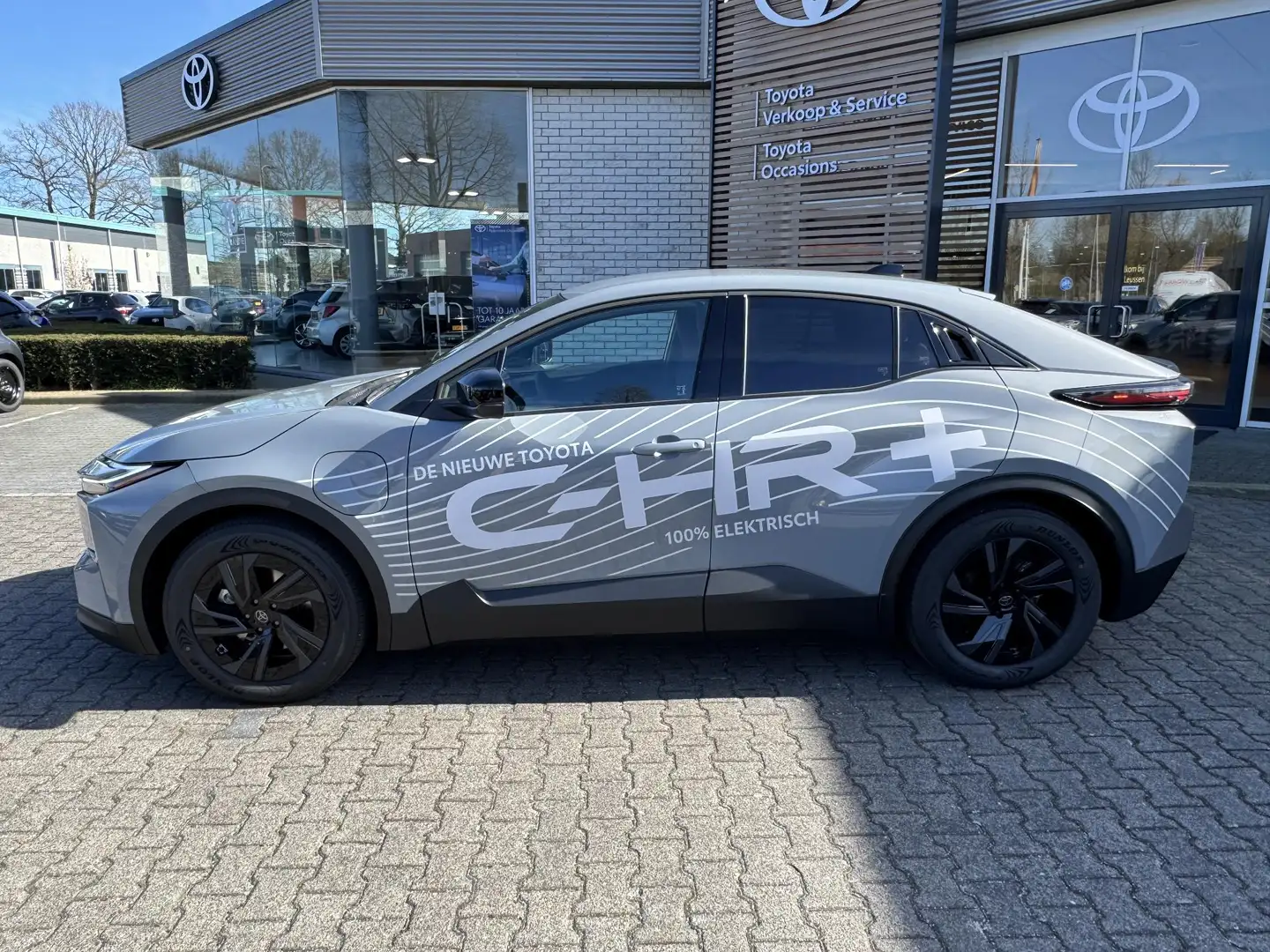 Toyota C-HR+ FIRST EDITION 77KWH WLTP-607KM EL-ACHTERKLEP PRIVA Gris - 2