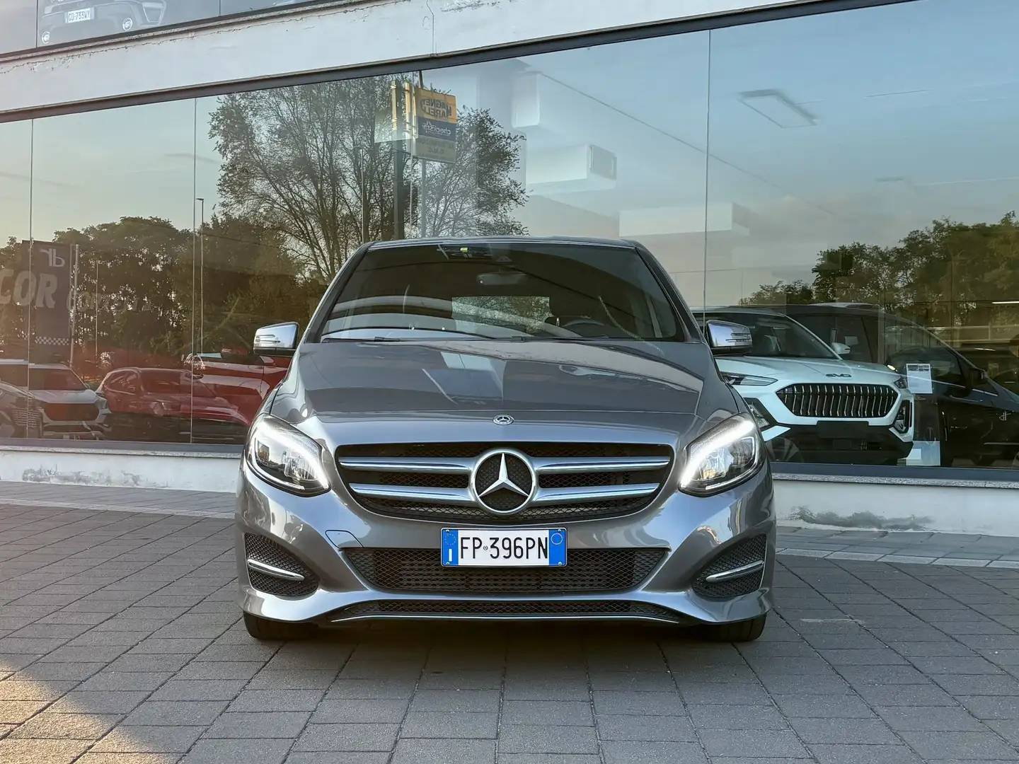 Mercedes-Benz B 180 B 180 d Sport Grau - 2