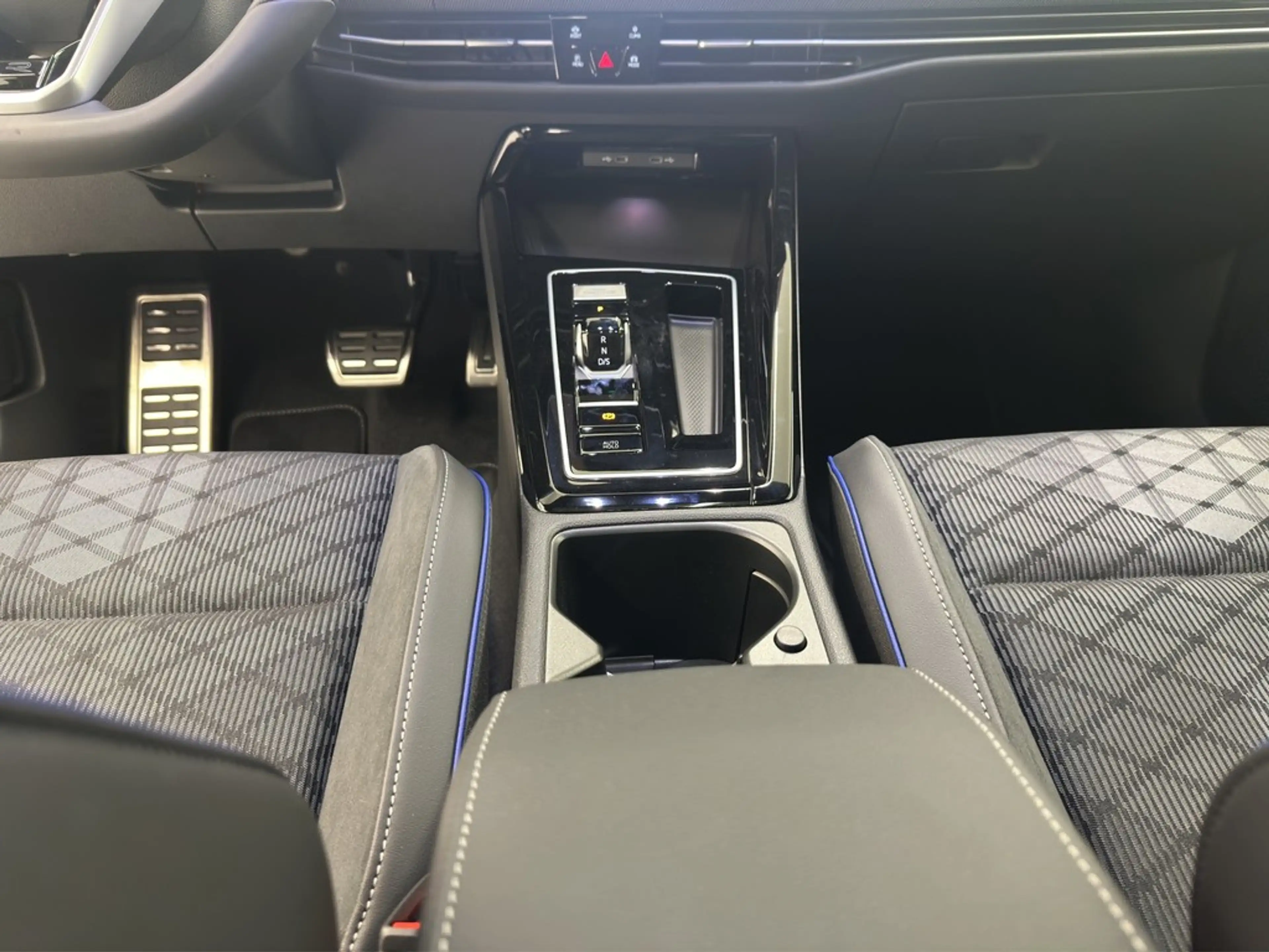 Volkswagen Golf R -Line 1.5 eTSI DSG PANO/DESIGN PAKET/RFK — photo 14