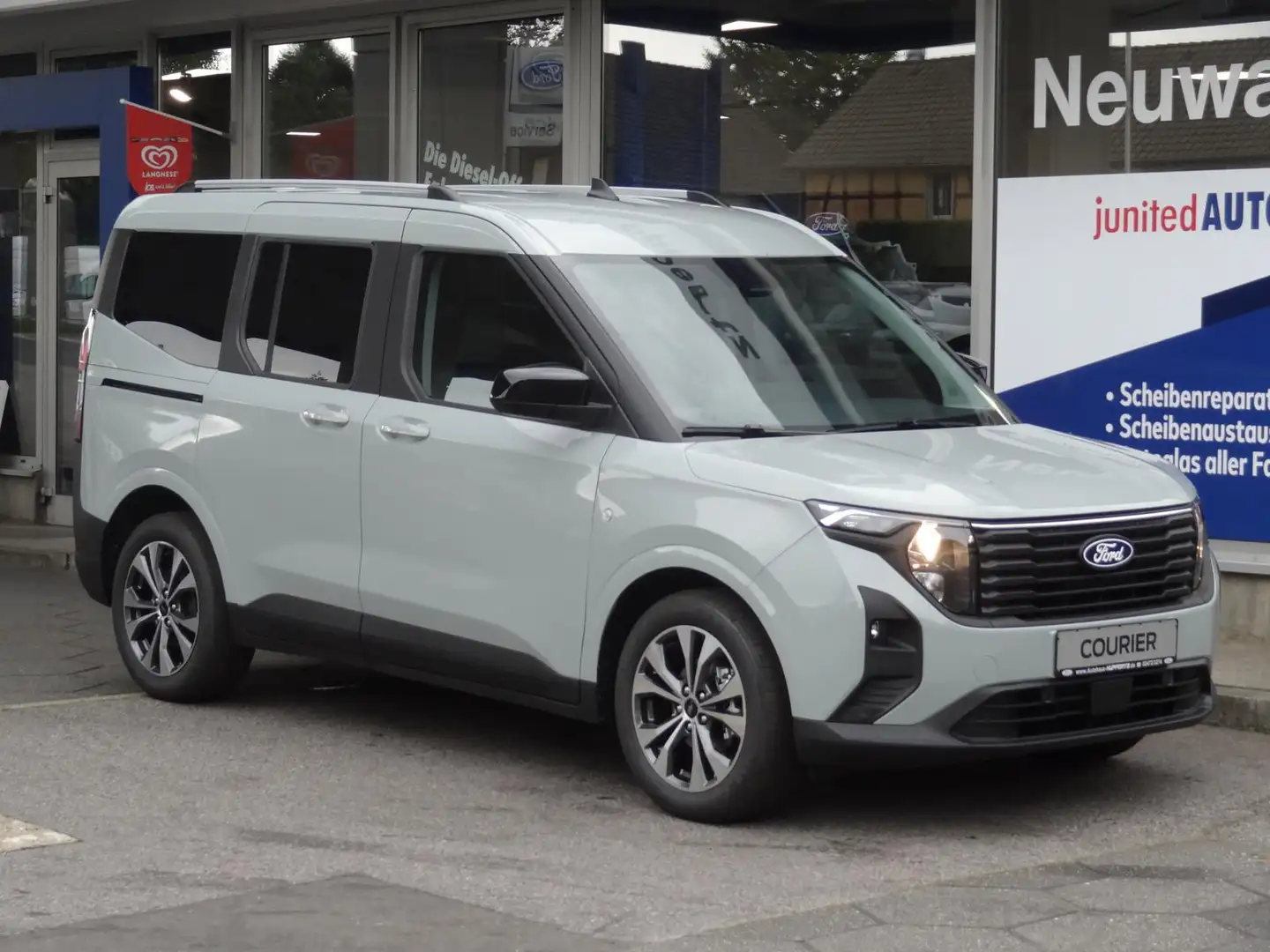 Ford Tourneo Courier Titanium behWSS SHZ 17" LMR AHK Gris - 2