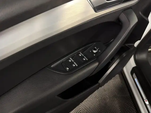 Audi Q5 view 11