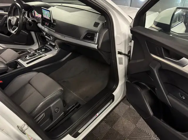 Audi Q5 view 14