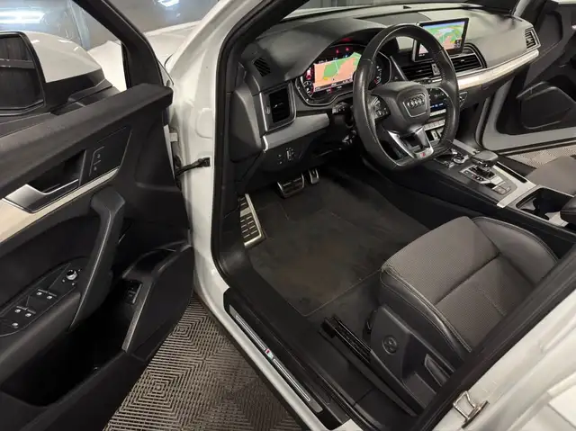 Audi Q5 view 10