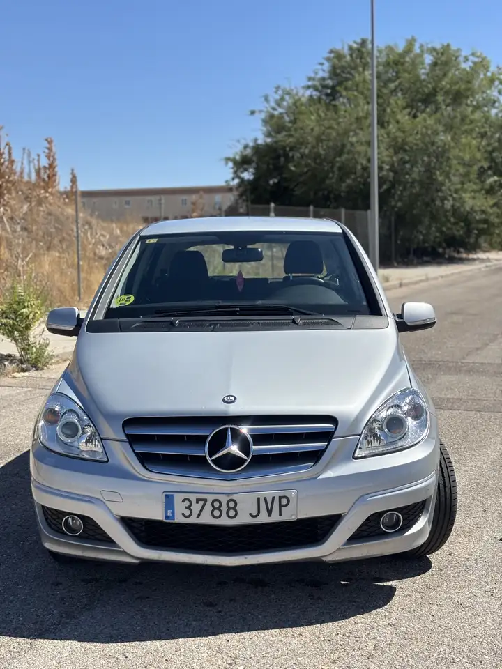 Mercedes-Benz B 180