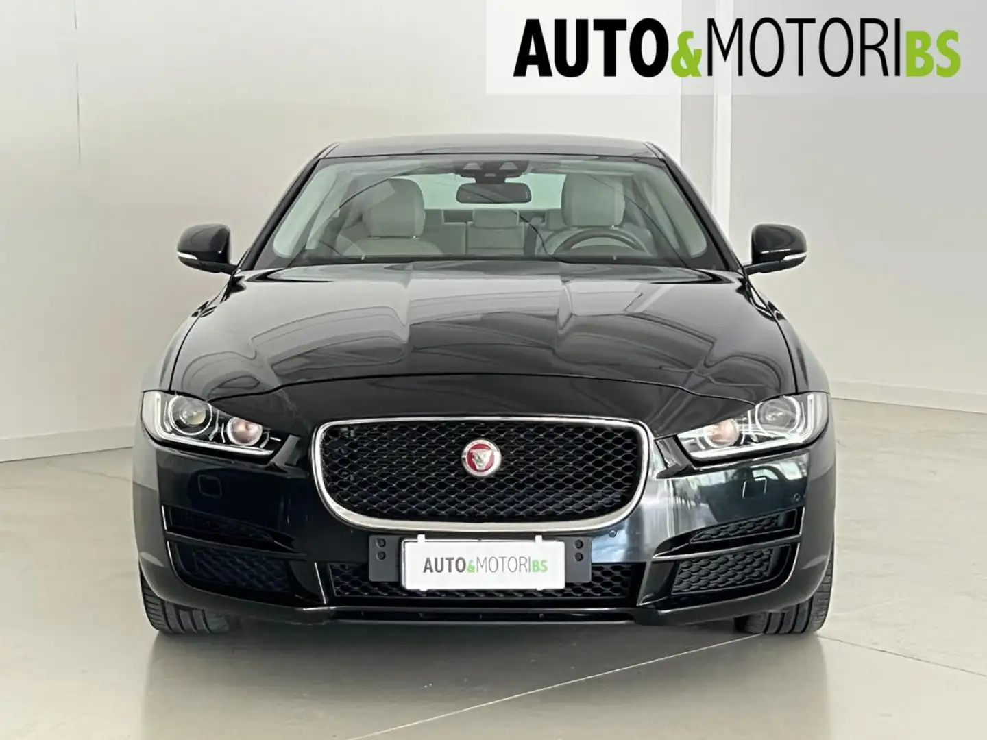 Jaguar XE 2.0 D 240 CV AWD aut. Portfolio Nero - 2