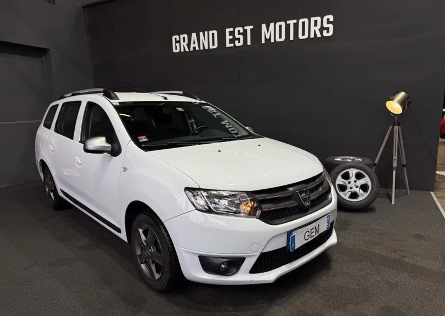 Dacia Logan 1.5 DCI célébration (90cv) régulateur de vitesse attelage Bluetooth climatisation carnet d’entretien complet garantie - Blanc - 1