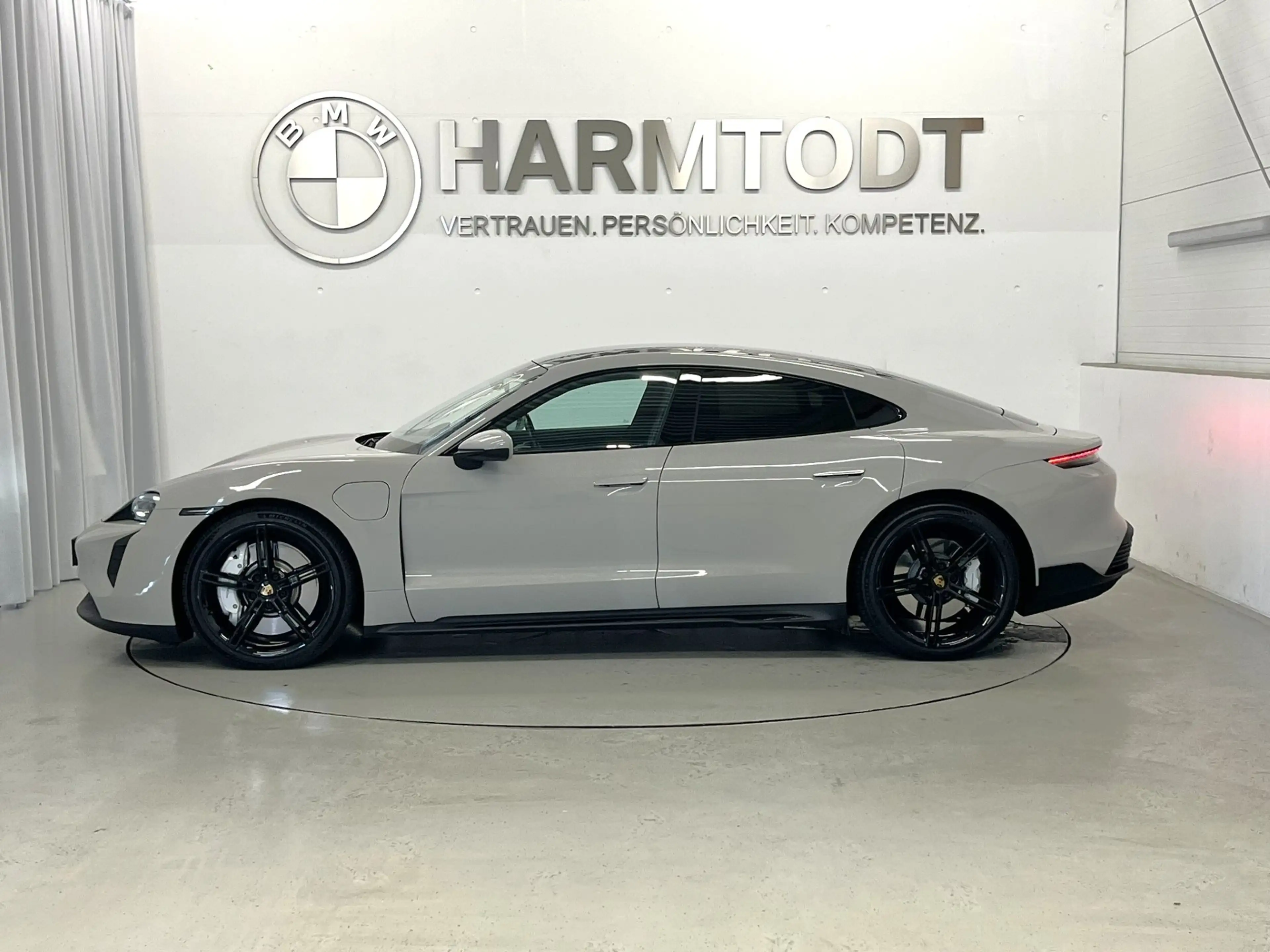 Porsche Taycan *Sport Chrono / BOSE / Panorama* — photo 3