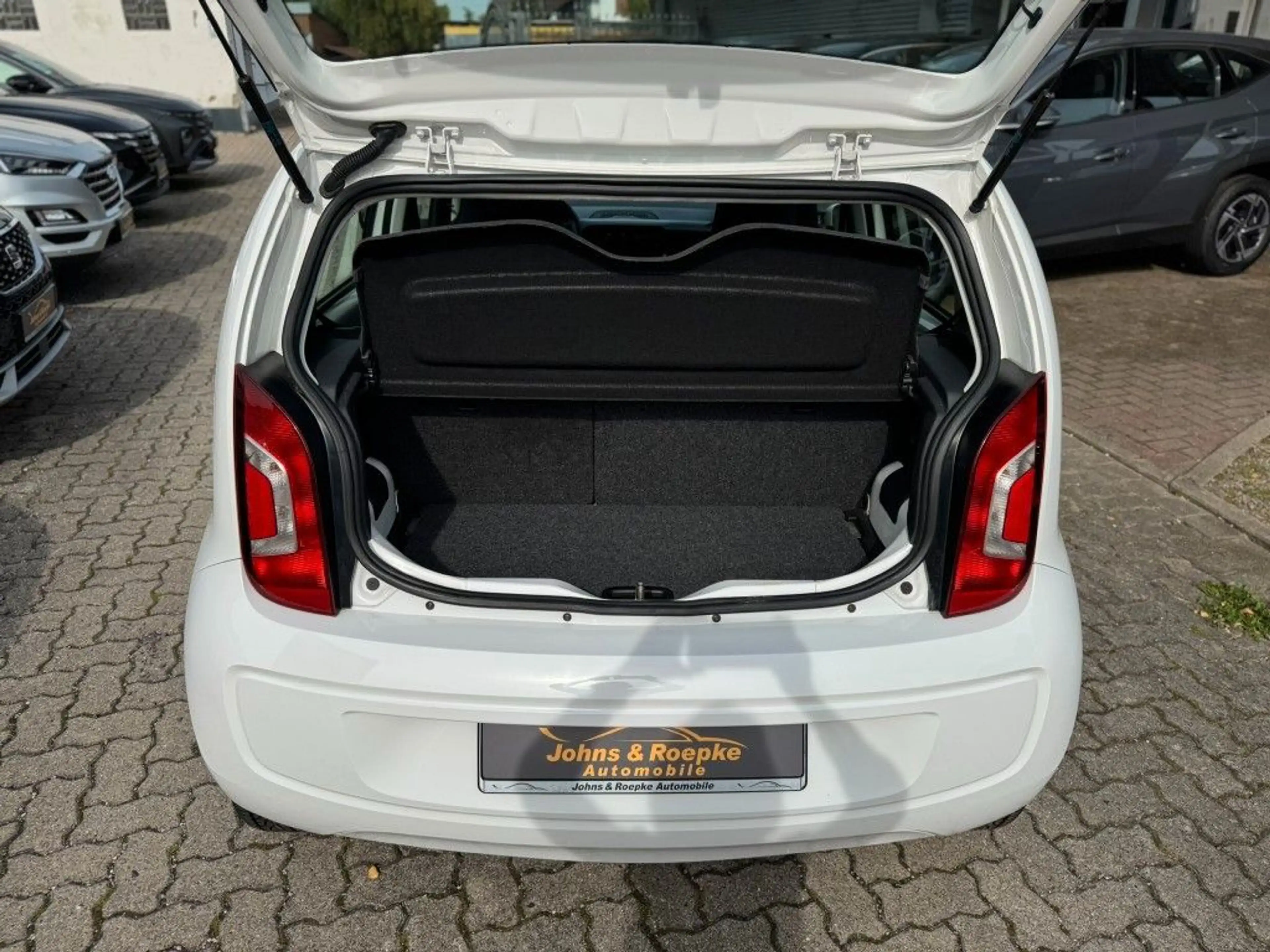 Volkswagen up! move up! / ALLWETTERREIFEN — photo 5