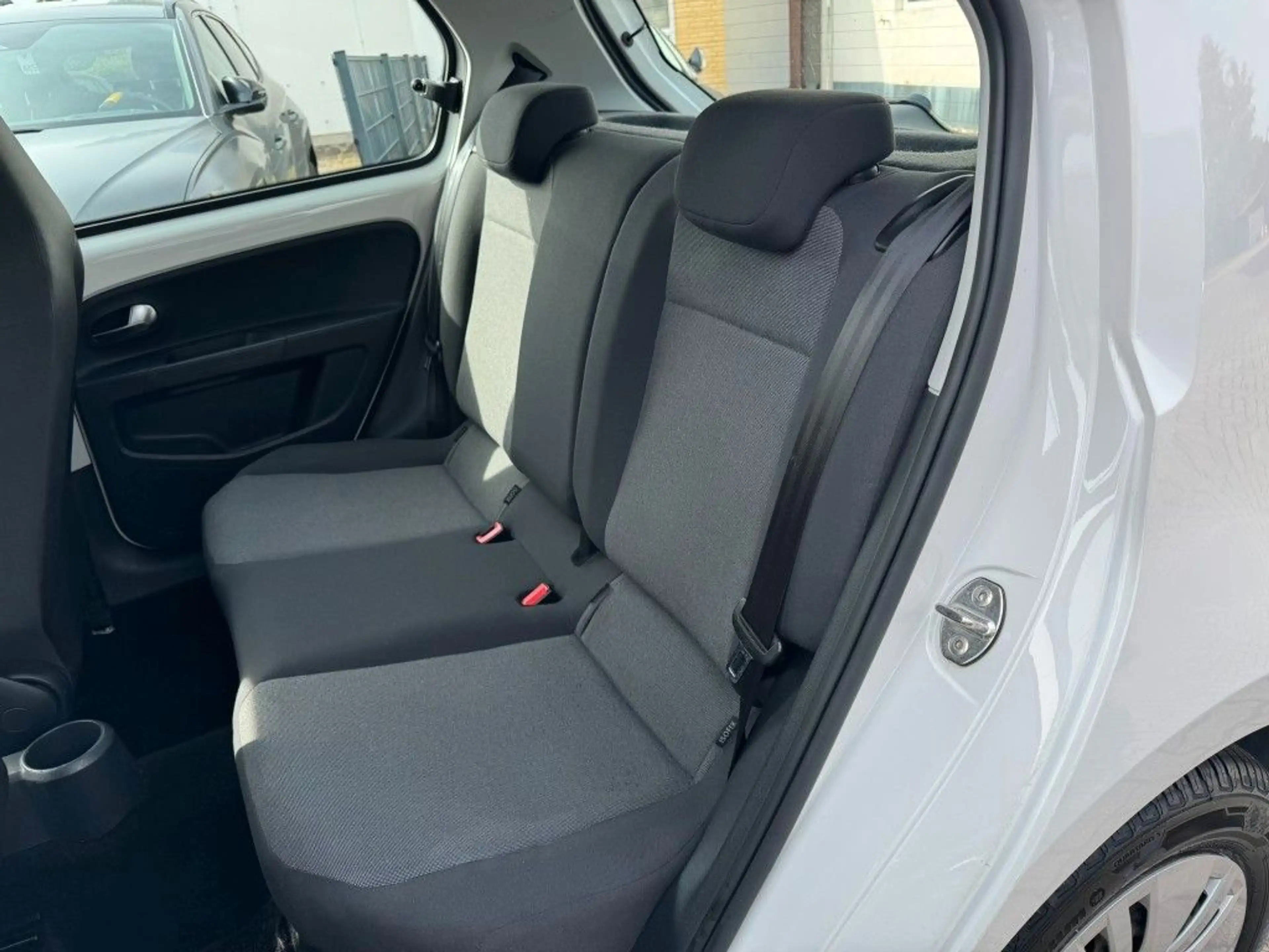 Volkswagen up! move up! / ALLWETTERREIFEN — photo 21