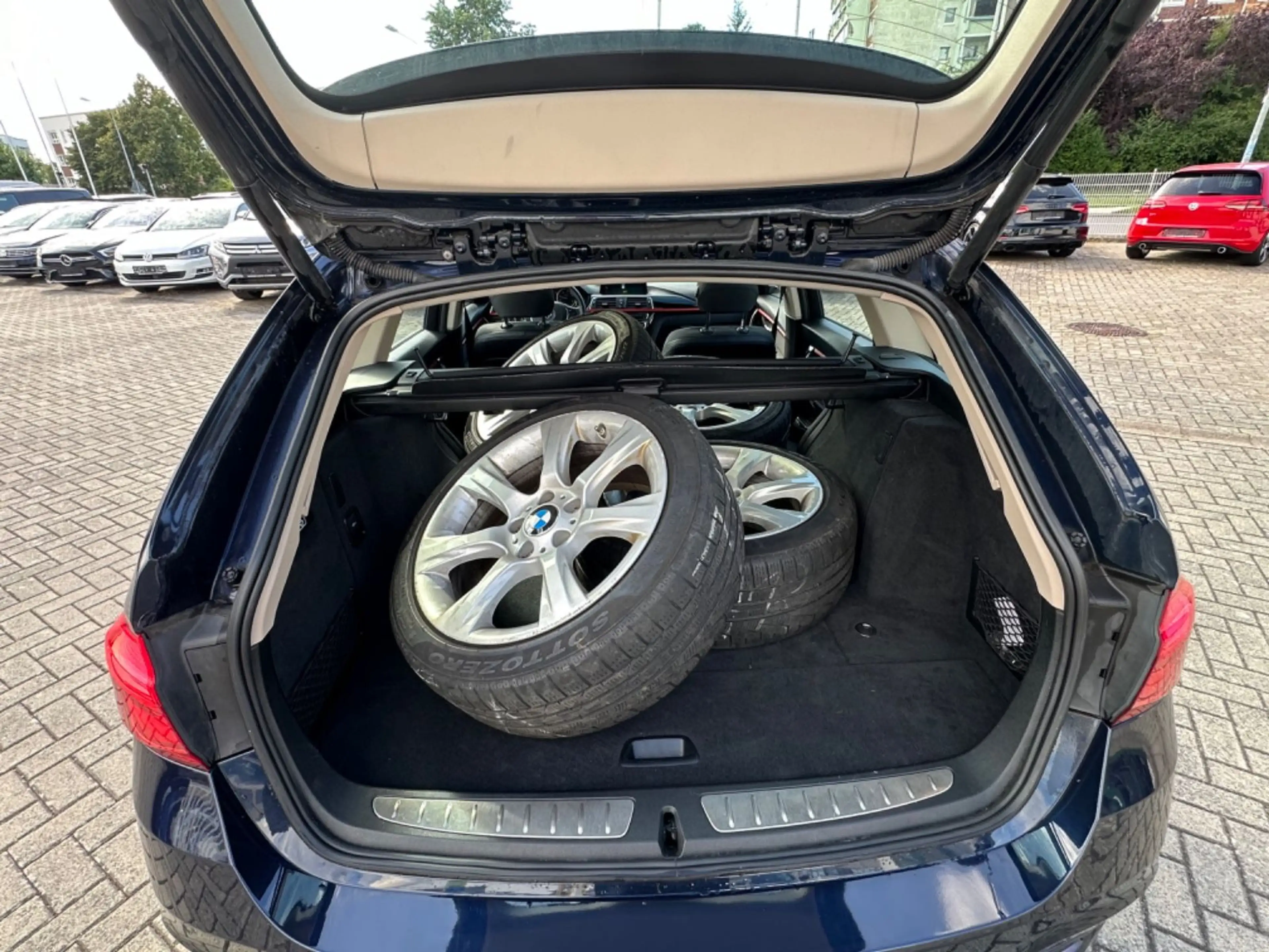 BMW 335 d Touring xDrive Sport Line *LCI*PANO*SPUR*
