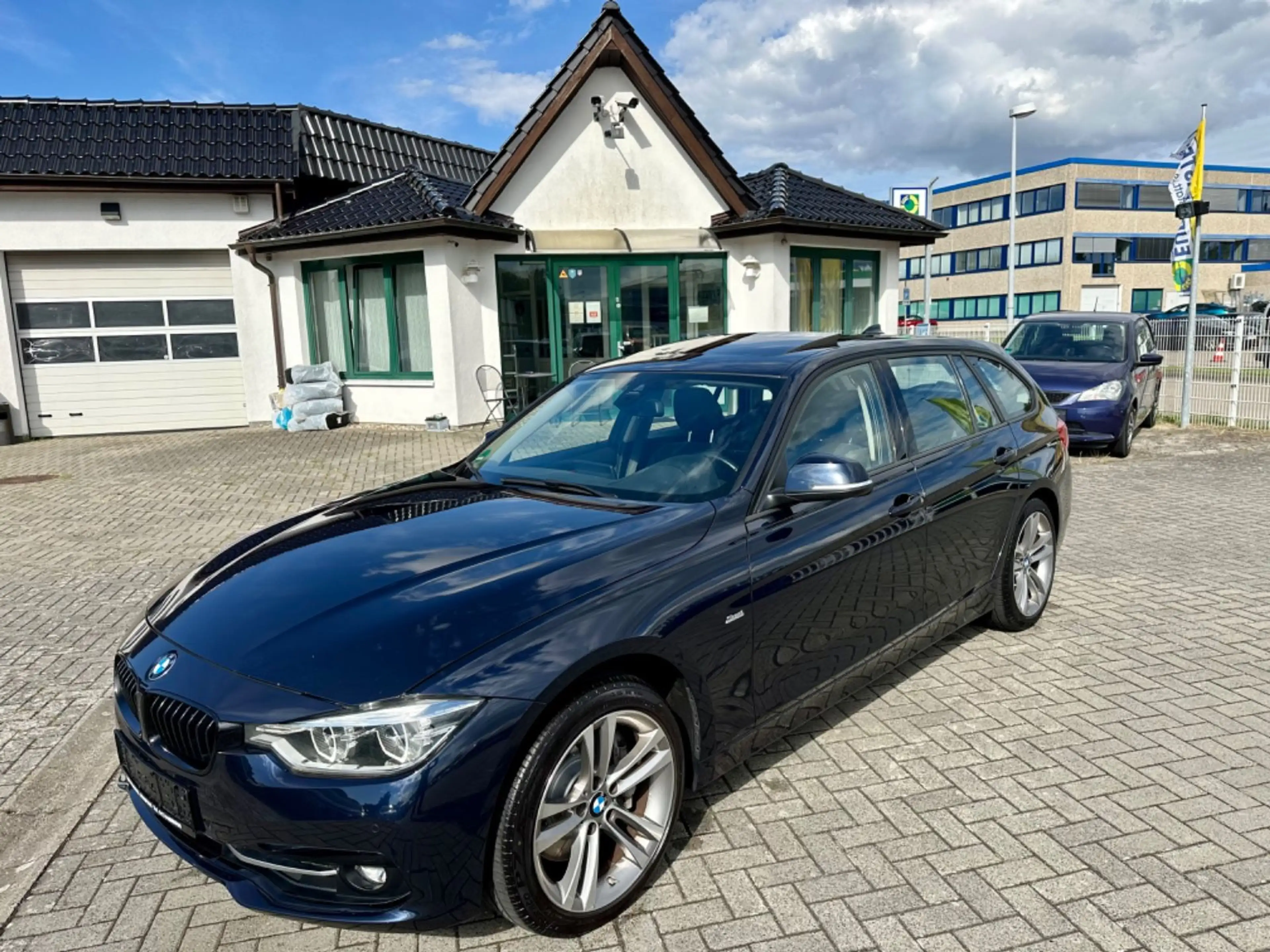 BMW 335 d Touring xDrive Sport Line *LCI*PANO*SPUR*