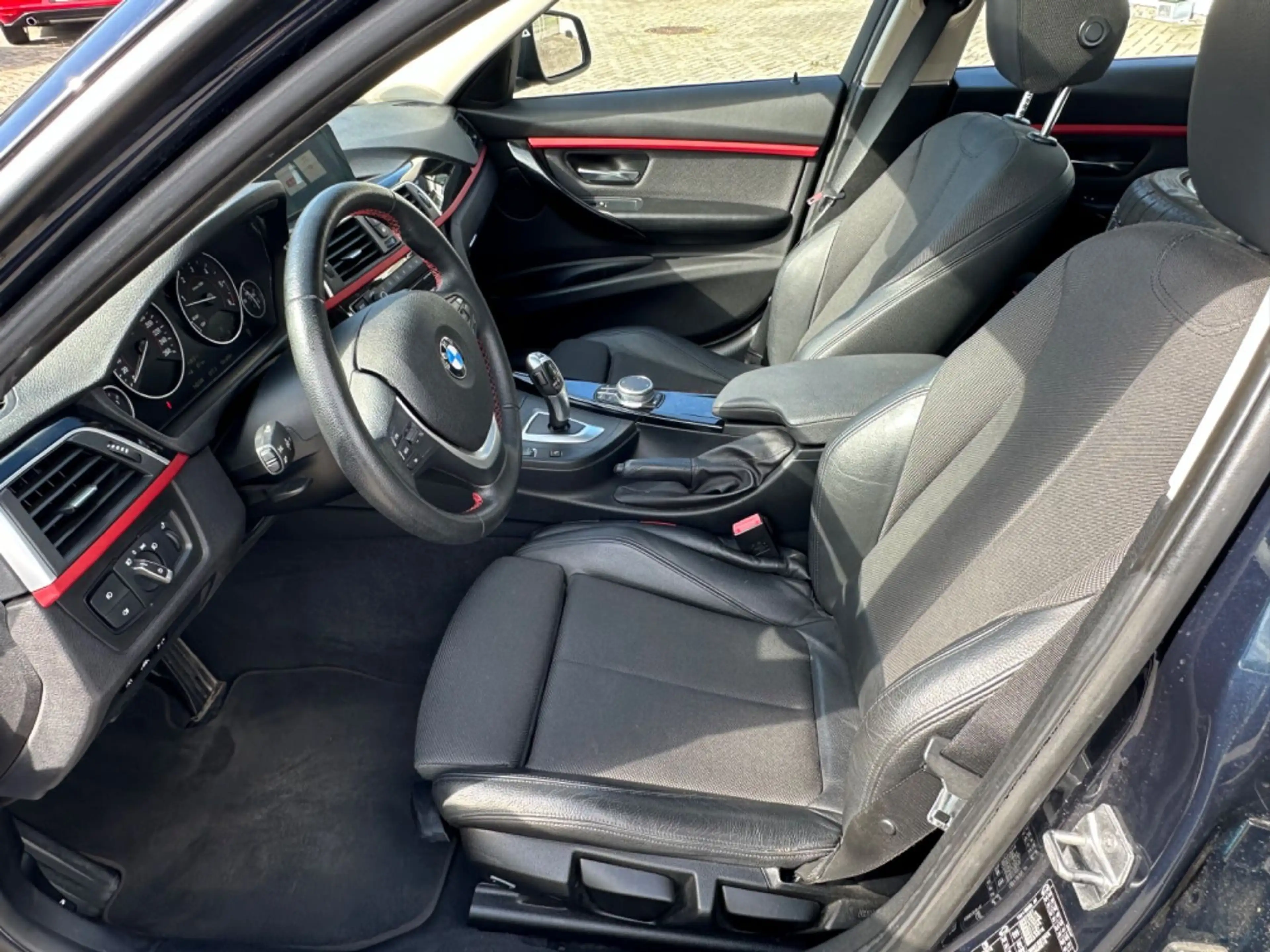 BMW 335 d Touring xDrive Sport Line *LCI*PANO*SPUR* — photo 6