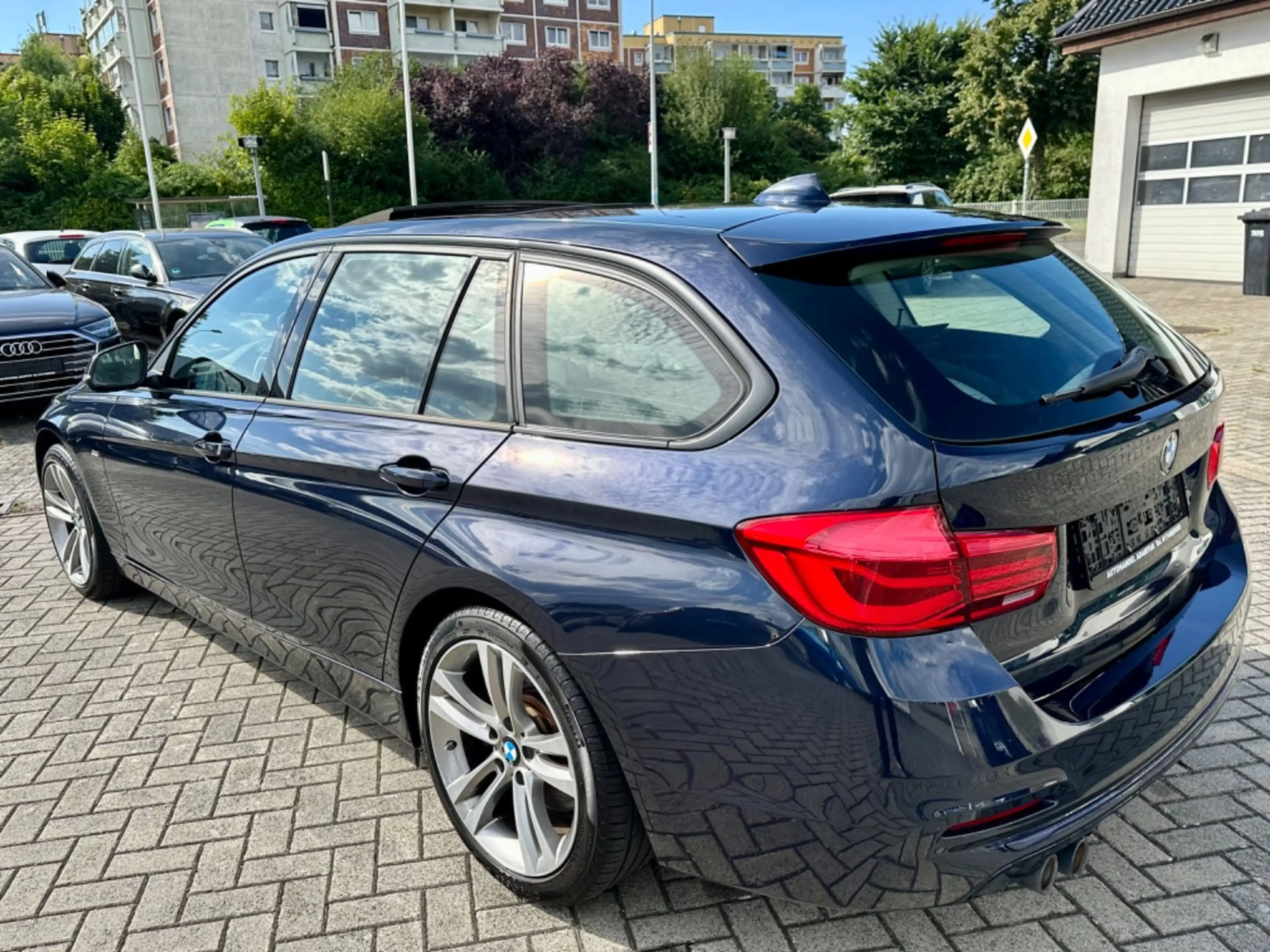 BMW 335 d Touring xDrive Sport Line *LCI*PANO*SPUR* — photo 13