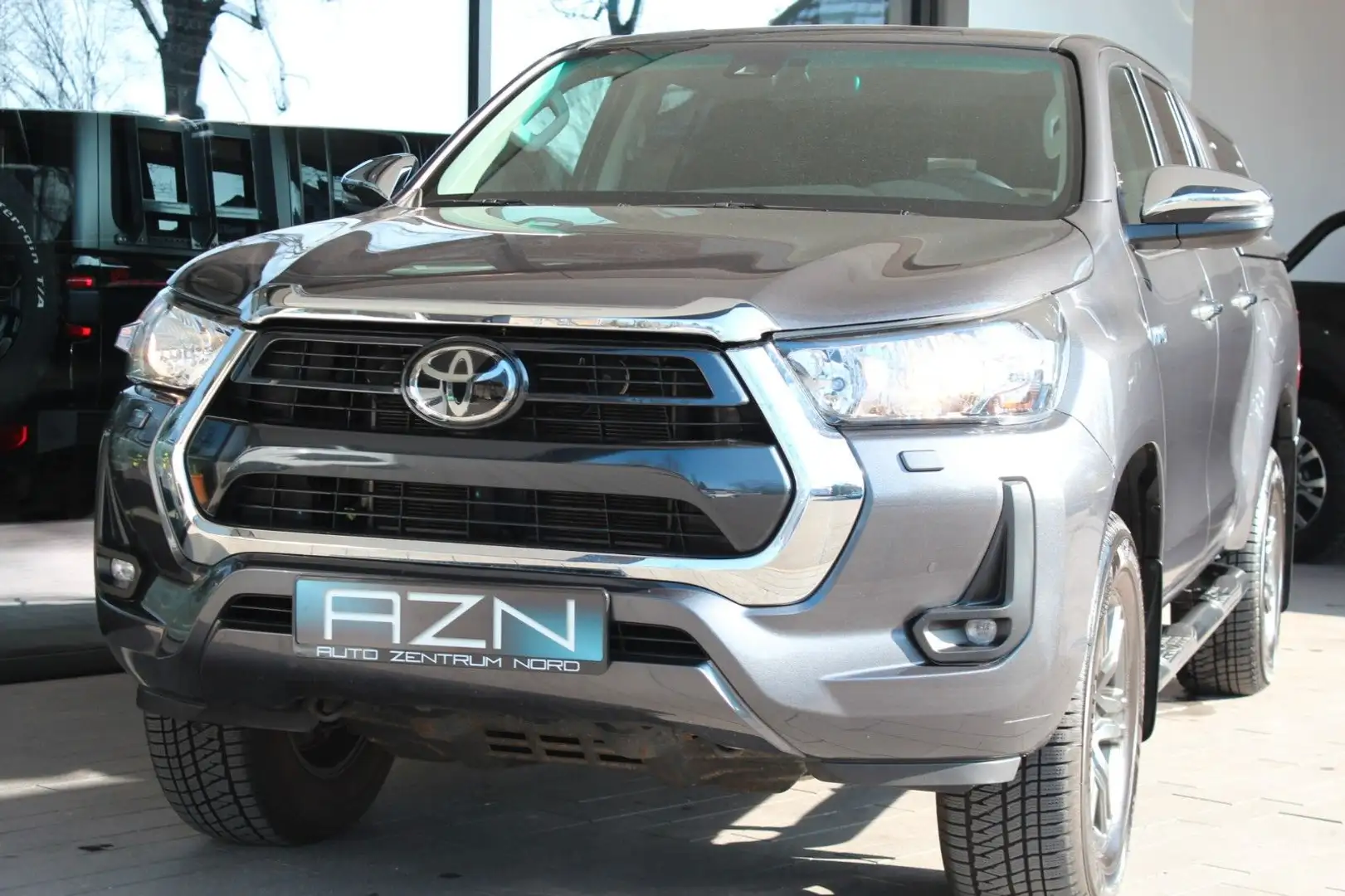 Toyota Hilux 2.8 Double Cab Comfort 4x4 mit Hardtop Grau - 2